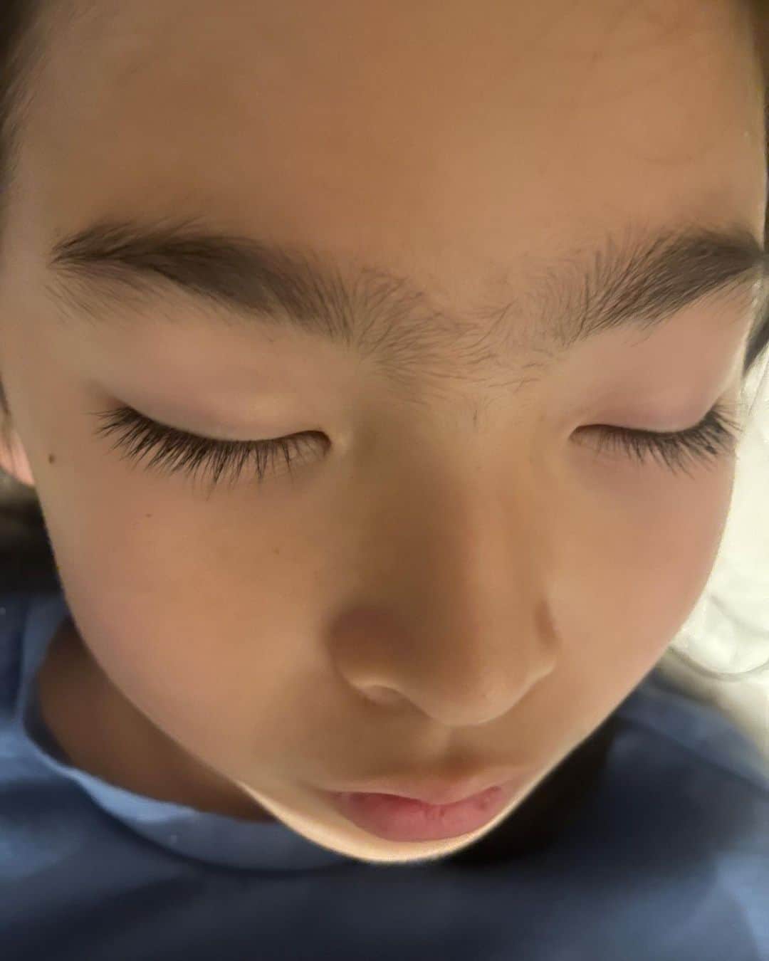 のインスタグラム：「誕生日おめでとう。  寝顔は変わらないって本当だなぁ。  #10歳」