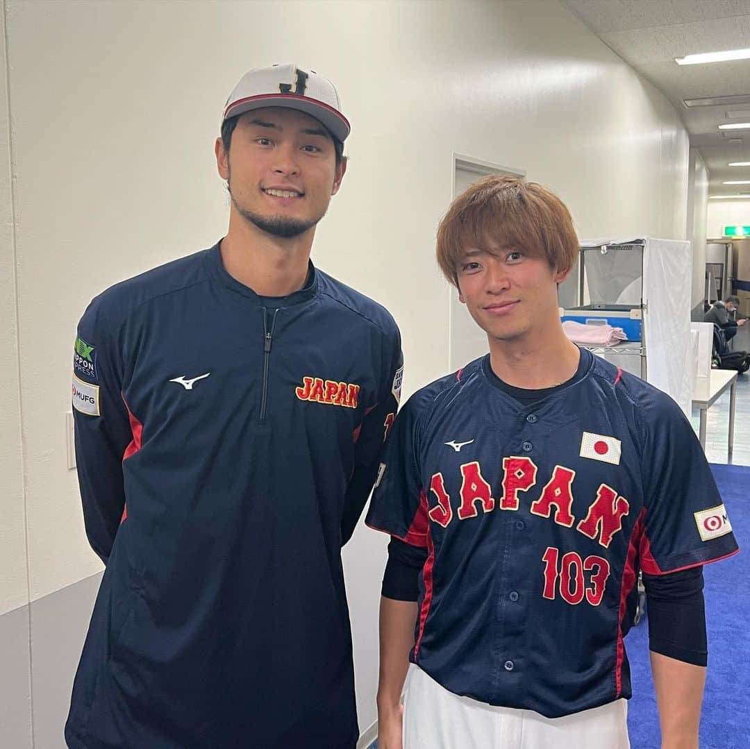 伊藤祐介さんのインスタグラム写真 - (伊藤祐介Instagram)「WBC  侍JAPANに短い期間でしたが携われた事サポートできた事 誇りに思います！ 貴重な体験と良い思い出ができました！  写真とサインは 自分の人生の宝になりました。  #WBC #世界一 #侍JAPAN #源ちゃん #ダルビッシュ有 さん #大谷翔平 くん」3月27日 1時06分 - ysk.i_1020