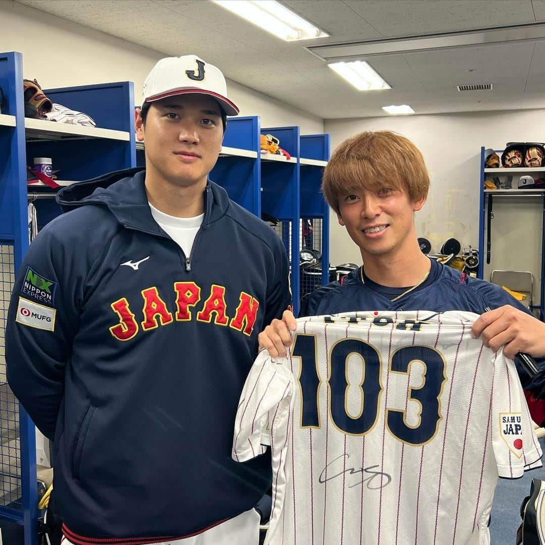 伊藤祐介さんのインスタグラム写真 - (伊藤祐介Instagram)「WBC  侍JAPANに短い期間でしたが携われた事サポートできた事 誇りに思います！ 貴重な体験と良い思い出ができました！  写真とサインは 自分の人生の宝になりました。  #WBC #世界一 #侍JAPAN #源ちゃん #ダルビッシュ有 さん #大谷翔平 くん」3月27日 1時06分 - ysk.i_1020