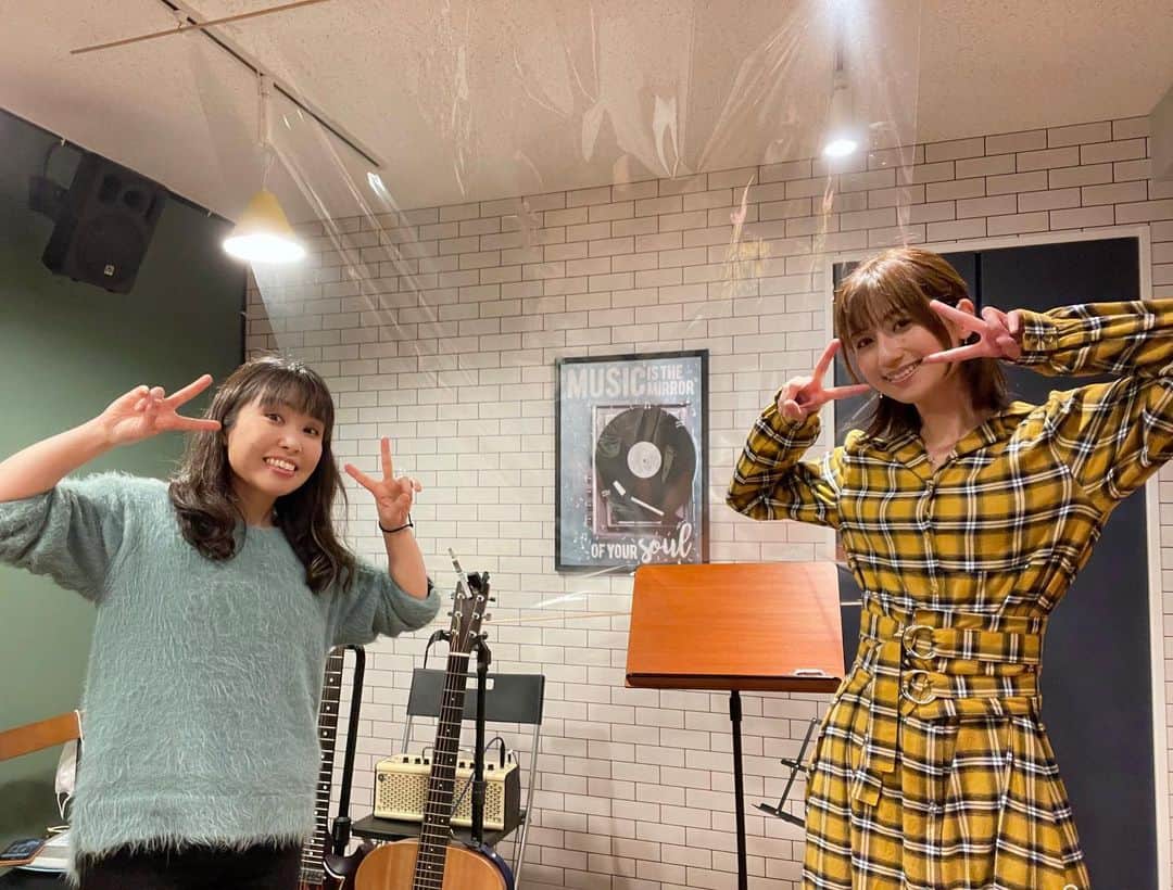河村唯（うめ子）のインスタグラム：「3月のライブ、無事終演♪♪ アーカイブの方は、これからお楽しみに〜🎉✨  素敵な声がたくさん届いてて、とても幸せです^_^歌ってきてよかった！ そして、今回は トークも盛り盛り😊👍🎶ギリギリでしたよね？🤣✨ そんなんも楽しんでいただけると嬉しいです😊✨  私は、 ふつうになりたい。 尖りたくない。平面でいたい。 ただ、 応援してくれるみなさんに出会えた時、いろんな景色を見て この感性と仲良くなろうと思えました。ありがとう😊  そんな2年目の始まりに 仲良くなった感性で書いた詩たちも込めたり😳✨  これから何が待つんだろう。 面白くなるといいな。 それ見て、面白がってもらえるといいな♪ そんな仲間が増えますように😆✨  今日という日は、とてもとても素敵な時間になりました^_^ ありがとうございました✨✨✨✨  今回のライブはまだまだ見れます^_^ 気になった方は、ぜひ見てみてほしいです😊🎉 、、、あ。ちょっと、トークはギリギリだけど🤣  #ライブ　#配信ライブ」