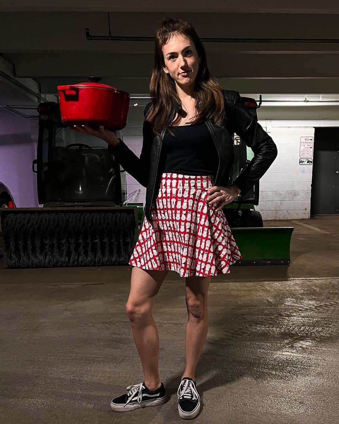 ペイジー・クラッセンのインスタグラム：「Moms night out. I was the only mom, but it’s fine. There’s a lot going on here so take from it what you will. 🐈 🍲🚜. Hollywood lighting by @tarakerzhner 🔦」