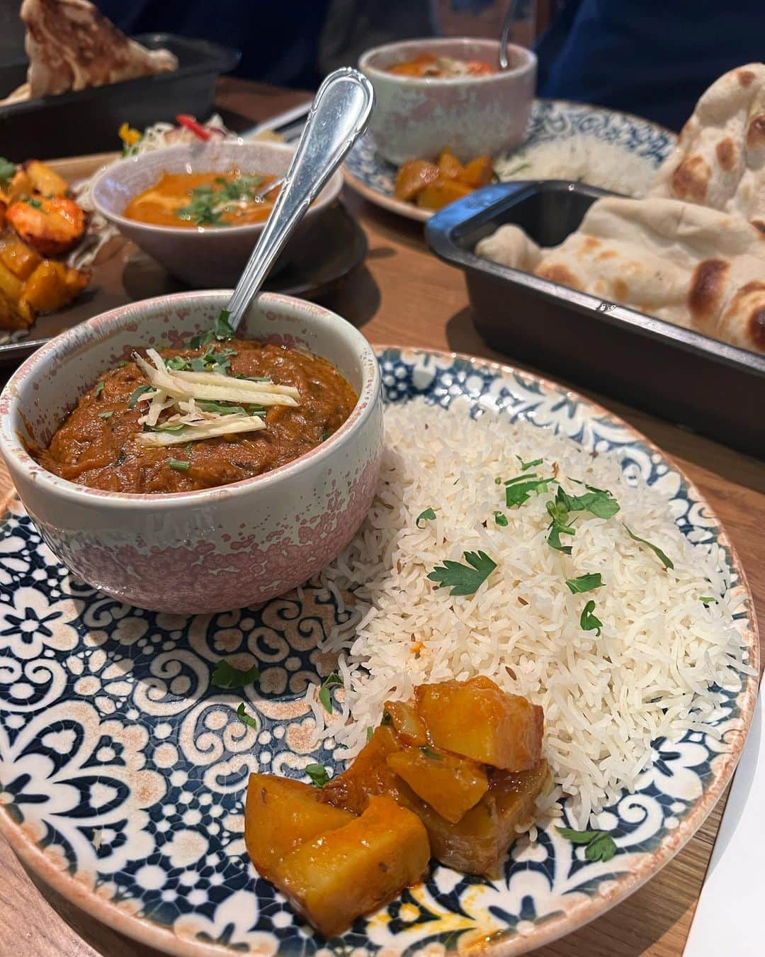 モリッツ・ライトナーのインスタグラム：「Tonight special Indian food with friends 😋😋😋 good food, nice location = good life 😊 @bindaasmunich #bindaas #foodlover #indianfood #munich」