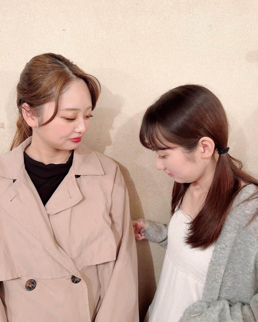 のインスタグラム：「#MIANEYO2023 3日目 ありがとうございました！  もう信じられないくらい夜中の投稿で すみません😇  公演を重ねて、楽しみに来てくださったり、すでに観劇したお客様がもう一度観劇してくださったり、お客様が面白いと広めてくださったおかげで足を運んでくださる方がいたり。  もう幸せの連鎖がすごくて。本当にありがたいです！  今回配信やDVDがないと言いましたが、なくて良かったこともあったのかなと。  もちろん配信やDVDの手軽さは作品をおうちで安全に楽しめたり、遠方や時間が都合つかなかった方に便利だしメリットすごくあると思います！  でも、直接観てもらえるからこそ伝わる魅力と言いますか、舞台の醍醐味ってある気がしていてその場の空気感を体感できるのは、劇場ならでは！だと思います！  私自身改めてその魅力を感じましたし、お客様にも感じていただけたのではないかな。感じていてほしいなと💭  本当に劇場まで足を運んでくださりありがとうございます。  3/27(月)18:00 Aチーム最終日です！ 当日券もございます！！上演時間110分。お時間ご都合合う方はぜひ新宿THEATER BRATSへお越しください！  心よりお待ちしております✨  📸わんちゃんとのオフショ 舞台の目印を衣装につけて帰ってきた若松と発見したわんちゃん。  #主演 #舞台 #フライドBALL企画 #MIANEYO2023A #千秋楽 #よろしくお願いします #若松愛里」