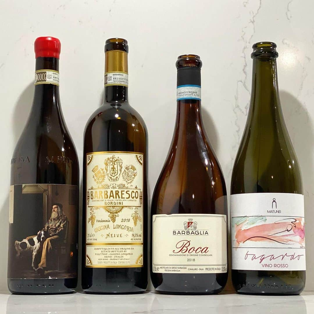 エンリケ・ソラ・クレメンテのインスタグラム：「4 vinos y 4 expresiones totalmente diferentes gracias a el “WINE CLUB” de @oneonthehill , lo conoces? Te lo cuento…es una selección de vinos artesanales de pequeña producción de Piemonte. Joyas ocultas que a menudo son difíciles de conseguir. Pier y Chiara se reúnen con el productor y visitan la bodega seleccionando vinos que destacan por su autenticidad. Utilizan su experiencia para elegir lo mejor que Piemonte tiene para ofrecer. Para ellos se trata de inolvidables historias. -Barolo Cannubi DOCG 2018, Fratelli Serio & Battista Borgogno: una edición especial basado en el documental “The Truffle Hunters”…Nebbiolo de viñedos situados en el área de Cannubi a una altitud de entre 290 y 320 metros de suelos de arena fina y piedra caliza. Crianza de 30 meses en foudres de 2500-5000 L de roble de Eslavonia. Floral, intenso y vertical. -Barbaresco “Bordini” DOCG 2018, Cascina Longoria Flli. Toso…Nebbiolo de viñedos situados en el área de Bordini, en Neive, de suelos limosos, arenosos y arcillosos y con una crianza durante 18 meses en barricas de roble de 225 L. Terroso, vibrante y poderoso. -Boca DOC 2018, Azienda Vitivinicola Barbaglia…Nebbiolo (80%) y Vespolina (20%) de viñedos ricos en minerales (la matriz es pórfido rosa) situados en Cavallirio, en la provincia de Novara, en la zona prealpina, a los pies del Monte Rosa, que se cría durante 24 meses en barricas de roble y otros 12 meses en botella. Delicado, elegante y largo. -Bagardo 2018, Azienda Agricola Matunei…Nebbiolo que procede de la región de Monferrato de suelos arcillo-calcáreos. Macera durante unos 20 días, fermentación espontánea y crianza de 10 meses en barricas viejas de roble y en inoxidable. Sin clarificar ni filtrar. Con mucha frescura y persistente. Aquí termina esta fantástica experiencia recorriendo sorbo a sorbo algunos de los rincones del Piemonte.  ———————————————  #wine #winelover #winetasting #winetime #winery #winestagram #redwine #wineoclock #foodandwine #instawine #winelife #wineporn #whitewine #winenight #champagne #winenot #winetour #sommelier #vin #🍷 #vino #vinho #matunei #cheers #vineyard #oneonthehill #nebbiolo #fratelliseriobattistaborgogno #cascinalongoria #barbaglia」