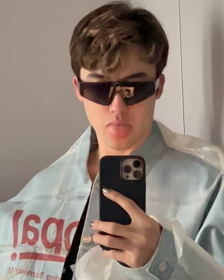 マリウス葉のインスタグラム：「getting ready to slay another day  when my 👅‘s out, I am feeling very sexy or very insecure」