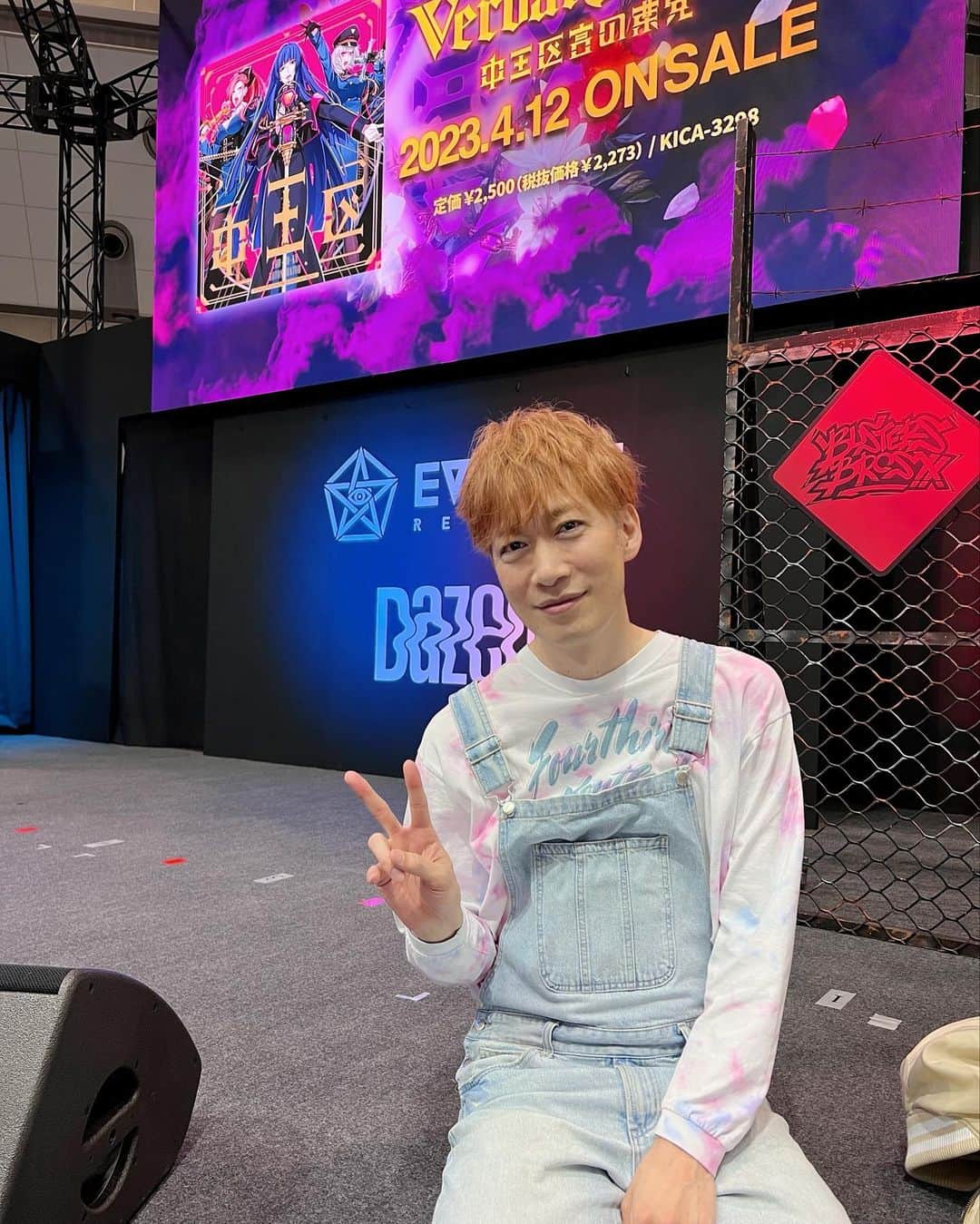 DJ U-ICHIさんのインスタグラム写真 - (DJ U-ICHIInstagram)「#AnimeJapan2023 色々とお世話になっている キングレコードのEVIL LINE RECORDSの出展ブースにて、 #ヒプマイ #カリスマ  両方のDJとしてイベントに参加させていただきました。  ヒプマイの方では、月に二回放送している #ヒプ生 が軸になっているので僕としては誰が来ても、どのディビジョンでも、何でも曲などで盛り上げられるから特に心配はしてませんでした♪  大きなイベントですから出展ブースの数は多いので、イベント前に少しDJやりましょうか？など提案もしてみました。 （結果打ち合わせなどバタバタで少ししかやれなかったけど…） ヒプマイのライブなどでのDJは、全て決められた曲で流してますが、ヒプ生や今回のイベント前のDJは、自分で決めてある程度は自由にやらせてもらってます。それくらい体にどの曲も染み込んでます♪  25日,26日といつもと違ったMCの組み合わせでしたのと、久しぶりに教えてDJもありましたので楽しい一面もみれたのではないでしょうか！？ 生で教えるのは時間もかかりますが、曲を流すだけでも新鮮でしたよね！  初日では、#ヒプアニ2期　制作発表されましたね👏👏👏 久しぶりに、ライムアニマ流したけど素晴らしい曲ですよねー あんな曲頭から上がる曲作れるの凄いよ。  そして2日目は、まさかのサプライズで 中王区！たかはし 智秋さん登場でしたね！  中王区の登場のあのテーマの音あるじゃないですか？実は、6th Liveの前にあのテーマの音の続きパートを作っていたので、イベントの時に流しましたけど、、 自分で作ってて良かったなぁなんて思いました。 何より、次にリリースされる曲もかっこいいから楽しみですよね！  そしてそして、急遽カリスマのステージでもDJやることになり、曲の方は聴いて準備はしてたけど、、まだ全然勉強不足といいますか、、知らないから少し不安もありましたが、とてもユニークなイベント時間とアニメも見てみたいと思える二日間でした。  ライブなどもバンドでやられてるそうなので、これからもカリスマもDJやります！ とは言わないけど、また何か機会がありましたらその時は応援してください。  ヒプマイも4th Live参加した時と同じように…音は体に入れてもキャラやストーリーは全然知らなかったですからね！ そんな最初の出会いも思い出した二日間でした。  みんなとの距離も近くて、ワイワイお祭り感もあってライブも好きだけど、こう言ったイベントも好きです！  土曜日は、終わり時間が遅くてウロウロ出来なかったけど、今日は少しウロウロ出来てお会いした方や写真撮影してくれた方々もいたので、お声かけありがとうございました。 僕にとってそんなに特別なことではないです。HOME MADE 家族の時から（ワンマンライブは流石に難しいが） イベントやフェスなど、ライブ後などウロウロ出来る時は、僕が1番やってたしそこで会った方々とは話したり撮影もしてたことあったからそんなに特別ではなくいつもなので♪  また、どこかで会いましょう！  そしてDJなどやる時は気軽に遊びに来てください✨  #djuichi #dj #AJ2023」3月27日 2時06分 - djuichi_official