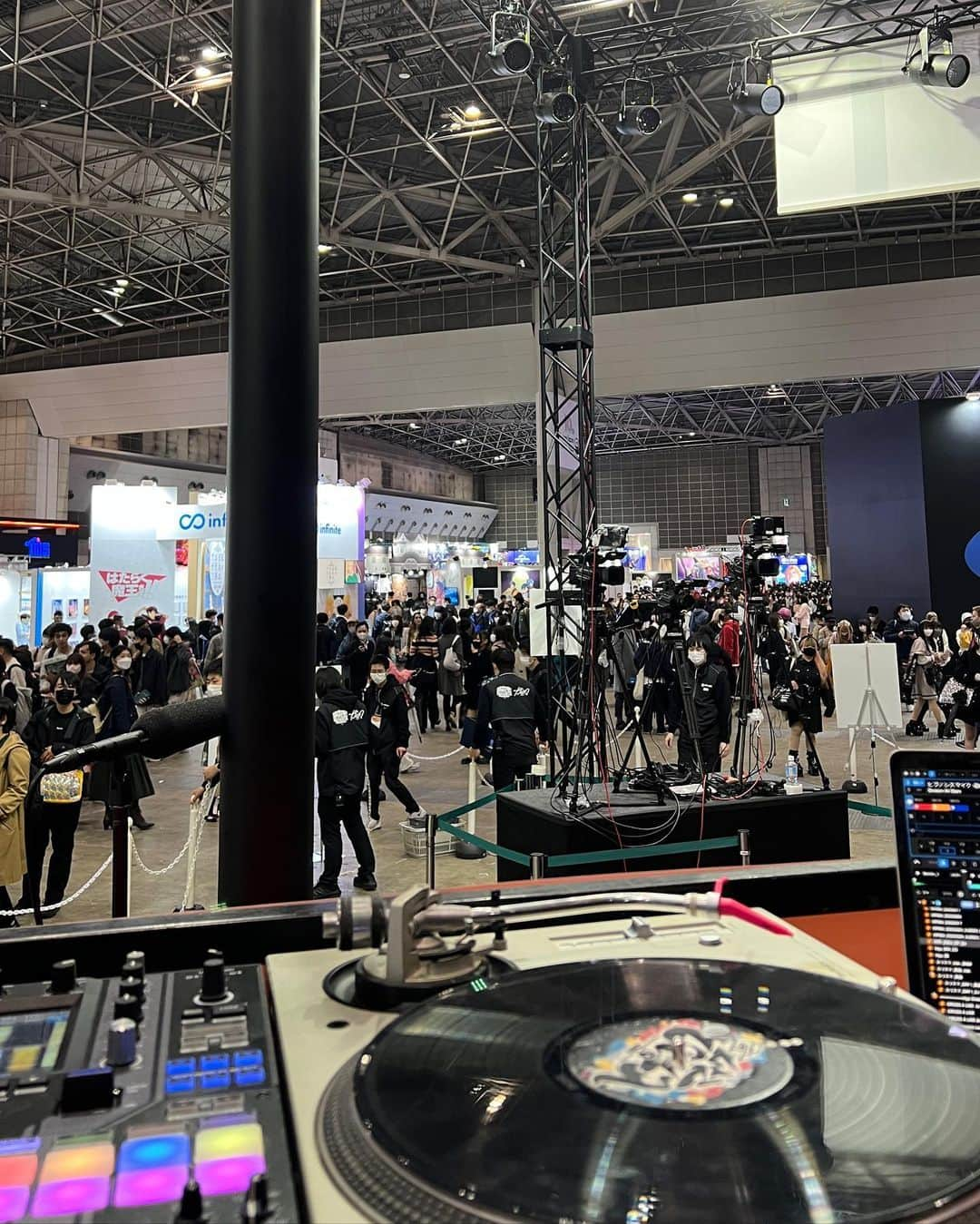 DJ U-ICHIさんのインスタグラム写真 - (DJ U-ICHIInstagram)「#AnimeJapan2023 色々とお世話になっている キングレコードのEVIL LINE RECORDSの出展ブースにて、 #ヒプマイ #カリスマ  両方のDJとしてイベントに参加させていただきました。  ヒプマイの方では、月に二回放送している #ヒプ生 が軸になっているので僕としては誰が来ても、どのディビジョンでも、何でも曲などで盛り上げられるから特に心配はしてませんでした♪  大きなイベントですから出展ブースの数は多いので、イベント前に少しDJやりましょうか？など提案もしてみました。 （結果打ち合わせなどバタバタで少ししかやれなかったけど…） ヒプマイのライブなどでのDJは、全て決められた曲で流してますが、ヒプ生や今回のイベント前のDJは、自分で決めてある程度は自由にやらせてもらってます。それくらい体にどの曲も染み込んでます♪  25日,26日といつもと違ったMCの組み合わせでしたのと、久しぶりに教えてDJもありましたので楽しい一面もみれたのではないでしょうか！？ 生で教えるのは時間もかかりますが、曲を流すだけでも新鮮でしたよね！  初日では、#ヒプアニ2期　制作発表されましたね👏👏👏 久しぶりに、ライムアニマ流したけど素晴らしい曲ですよねー あんな曲頭から上がる曲作れるの凄いよ。  そして2日目は、まさかのサプライズで 中王区！たかはし 智秋さん登場でしたね！  中王区の登場のあのテーマの音あるじゃないですか？実は、6th Liveの前にあのテーマの音の続きパートを作っていたので、イベントの時に流しましたけど、、 自分で作ってて良かったなぁなんて思いました。 何より、次にリリースされる曲もかっこいいから楽しみですよね！  そしてそして、急遽カリスマのステージでもDJやることになり、曲の方は聴いて準備はしてたけど、、まだ全然勉強不足といいますか、、知らないから少し不安もありましたが、とてもユニークなイベント時間とアニメも見てみたいと思える二日間でした。  ライブなどもバンドでやられてるそうなので、これからもカリスマもDJやります！ とは言わないけど、また何か機会がありましたらその時は応援してください。  ヒプマイも4th Live参加した時と同じように…音は体に入れてもキャラやストーリーは全然知らなかったですからね！ そんな最初の出会いも思い出した二日間でした。  みんなとの距離も近くて、ワイワイお祭り感もあってライブも好きだけど、こう言ったイベントも好きです！  土曜日は、終わり時間が遅くてウロウロ出来なかったけど、今日は少しウロウロ出来てお会いした方や写真撮影してくれた方々もいたので、お声かけありがとうございました。 僕にとってそんなに特別なことではないです。HOME MADE 家族の時から（ワンマンライブは流石に難しいが） イベントやフェスなど、ライブ後などウロウロ出来る時は、僕が1番やってたしそこで会った方々とは話したり撮影もしてたことあったからそんなに特別ではなくいつもなので♪  また、どこかで会いましょう！  そしてDJなどやる時は気軽に遊びに来てください✨  #djuichi #dj #AJ2023」3月27日 2時06分 - djuichi_official