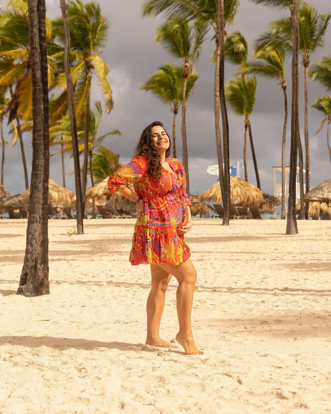 のインスタグラム：「One of the first things I learned in this pregnancy is that people love to tell you about their experiences, especially if they’re negative. It’s easy to find yourself overwhelmed in a sea of ‘oh just wait until..’ I quickly learned to let go of these outside expectations that were being pushed on me. What’s the point in worrying about whether or not I’d feel nauseous before it actually happened? (And in my case, it didn’t ever really happen!)  So no matter what stage of life you’re in, don’t waste time worrying about how difficult something may be before you’re actually experiencing it for yourself😘✌🏼 💃🏻 - @farmrio」