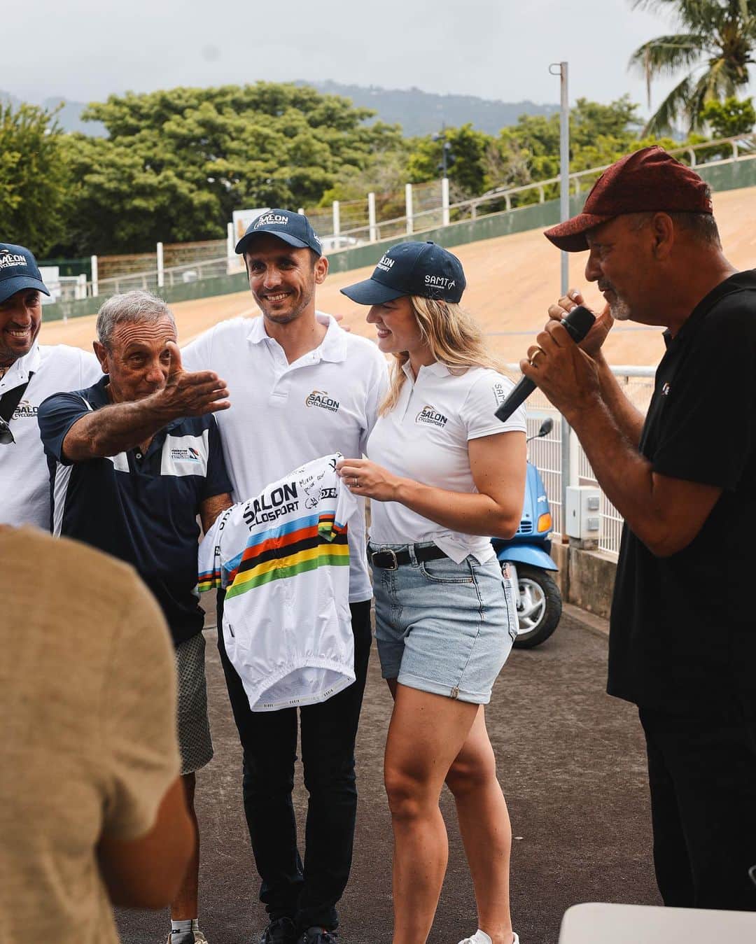 マチルド・グロさんのインスタグラム写真 - (マチルド・グロInstagram)「Un honneur d’avoir été invitée sur les Championnats de piste de La Réunion 🇷🇪 Un moment unique avec les jeunes du club ainsi que les organisateurs et autres. Merci de l’accueil si chaleureux que vous m’avez fait 🫶🏻 Des sourires et des rires tout au long de l’après-midi 💫🤩 • @smcd974  @974_lareunion  #reunion #partage #trackcycling #goodtime #goodmemories」3月27日 2時34分 - gros_mathilde