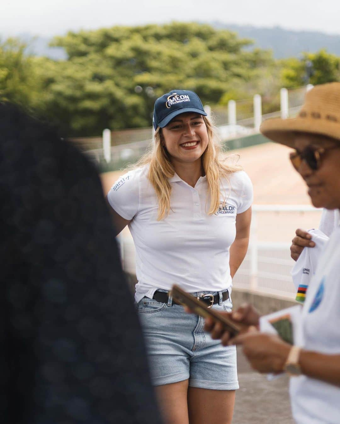 マチルド・グロさんのインスタグラム写真 - (マチルド・グロInstagram)「Un honneur d’avoir été invitée sur les Championnats de piste de La Réunion 🇷🇪 Un moment unique avec les jeunes du club ainsi que les organisateurs et autres. Merci de l’accueil si chaleureux que vous m’avez fait 🫶🏻 Des sourires et des rires tout au long de l’après-midi 💫🤩 • @smcd974  @974_lareunion  #reunion #partage #trackcycling #goodtime #goodmemories」3月27日 2時34分 - gros_mathilde