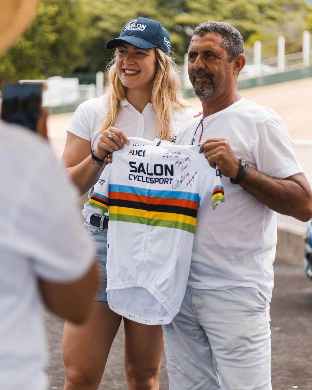 マチルド・グロさんのインスタグラム写真 - (マチルド・グロInstagram)「Un honneur d’avoir été invitée sur les Championnats de piste de La Réunion 🇷🇪 Un moment unique avec les jeunes du club ainsi que les organisateurs et autres. Merci de l’accueil si chaleureux que vous m’avez fait 🫶🏻 Des sourires et des rires tout au long de l’après-midi 💫🤩 • @smcd974  @974_lareunion  #reunion #partage #trackcycling #goodtime #goodmemories」3月27日 2時34分 - gros_mathilde