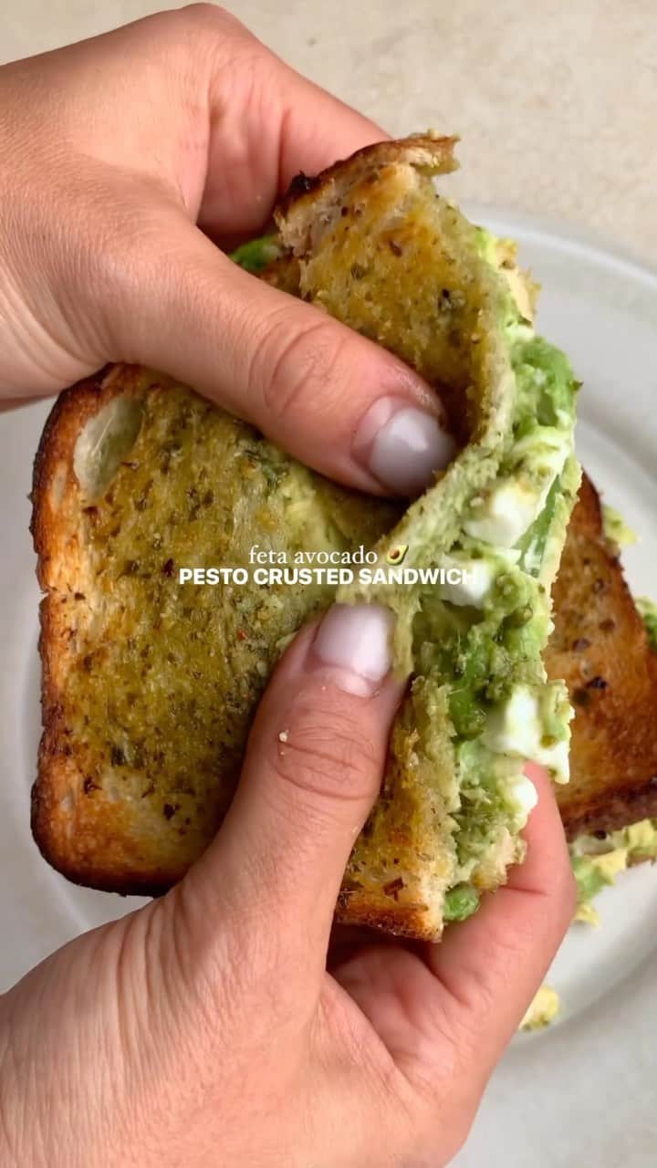 Sharing Healthy Snack Ideasのインスタグラム：「game changing sandwich hack ⬇️ by • @healthfulradiance  if you’re not brushing the outside of your sandwiches with pesto before toasting them on the stovetop… drop everything and try it right now. i don’t know how i haven’t tried this sooner but i don’t think i can ever go back to eating a sandwich any other way 😂   this feta avocado PESTO CRUSTED SANDWICH is probably the most flavorful sandwich i’ve made to date. here’s what we’ve got: a layer of pesto on the inside paired with fresh avocado, salty feta, and refreshing cucumber slices laying in hummus. on the outside, another rich and toasty layer of pesto crusted in the sourdough. if you’re wondering, yes i shed a tear typing that vivid description hahaha  feta avocado pesto crusted sandwich   toast two slices of sourdough to your liking, then spread/layer on the following:  - basil pesto (i used vegan) - fresh avocado slices  - crumbled feta cheese (i used vegan) - garlic hummus - thin sliced cucumber   sandwich the pieces together, brush both sides with pesto (!!), cook on the stovetop for 2-3 min on each side or until crispy and fragarent. slice and enjoy!  #healthyfood #healthy #foodie #savory #foodblogger #vegan #glutenfree #veganmeal #wellness #healthyinspo #glutenfree #fallrecipe #plantpower #sandwich #grilledcheese #reels #pesto #recipes #dinner #healthylunch #veganfood #veggies #avotoast #lifehack #kitchehack」