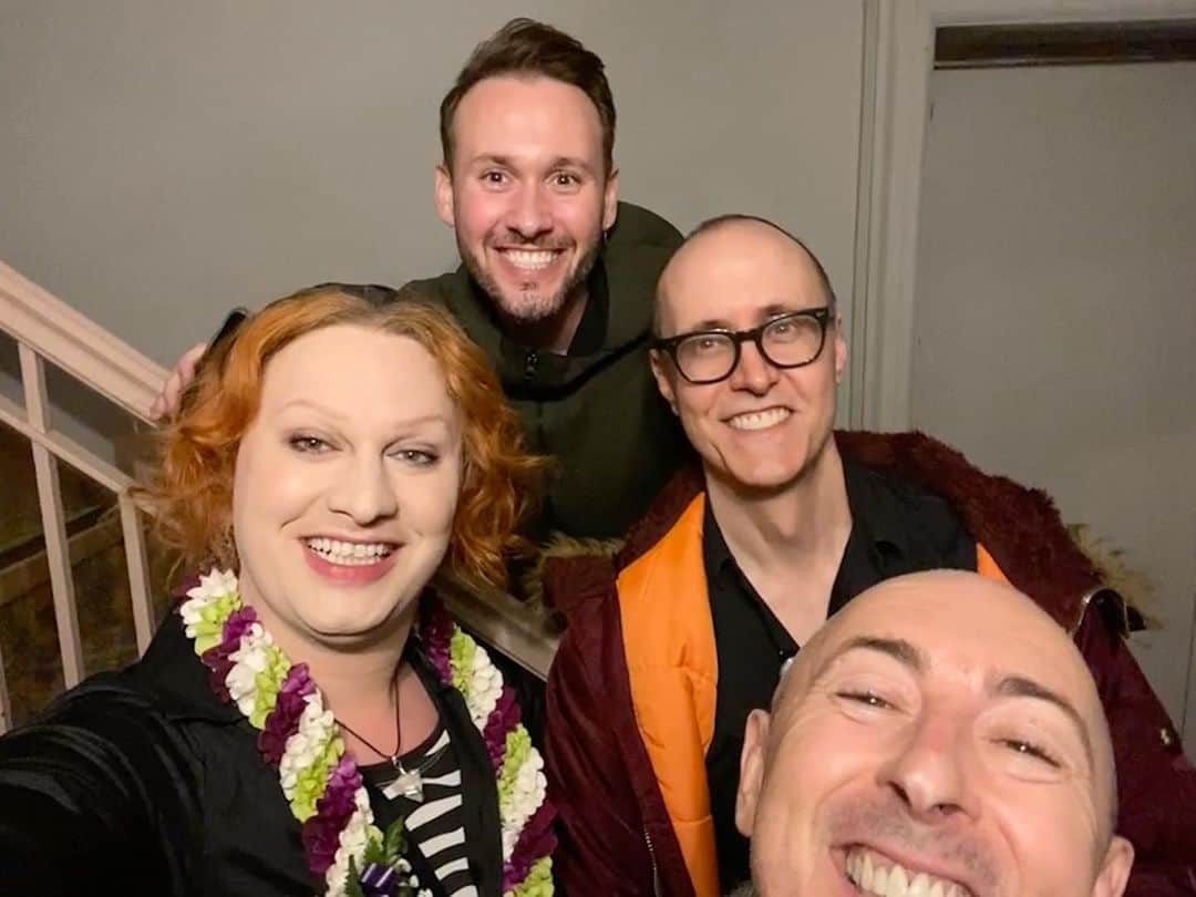 アラン・カミングのインスタグラム：「There is nothing better than going to theatre and seeing your chums shine! Last night we went to see @thejinkx and @coltadamweiss in @chicagomusical on Broadway and thanks to the amazing company and despite the murder and cynicism a good time was had by all! #kvelling」