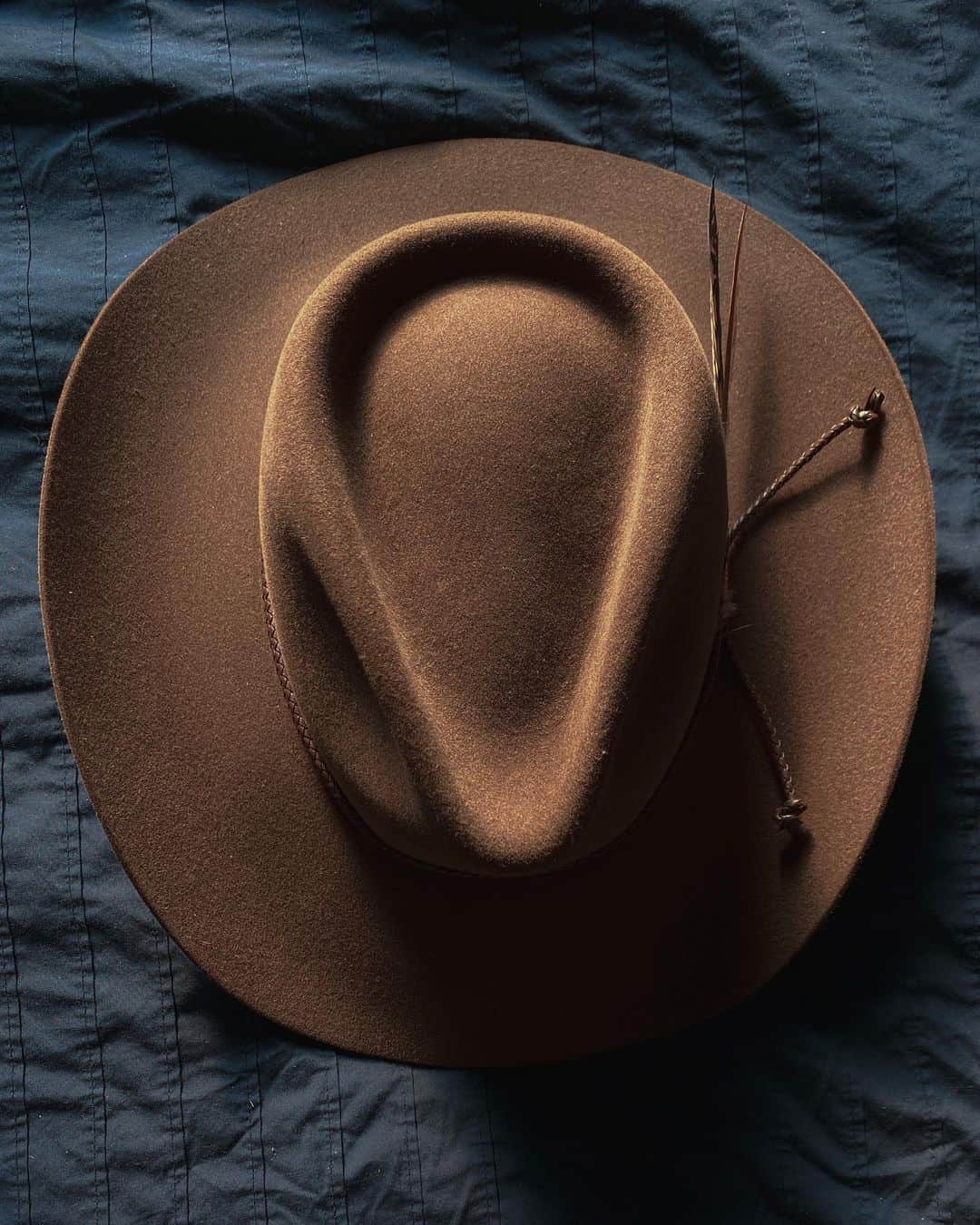 Robert Bingamanのインスタグラム：「introducing “spring hat”  model: Stetson Carson XXXXXX color: acorn style: modified teardrop crown origin: McKinney Hat Co., McKinney TX hatwork: Hatman Jack’s, Wichita KS pairings: Whiskey Sour, Michelob Ultra, shit weather replaces: “winter hat”  1 of 1」