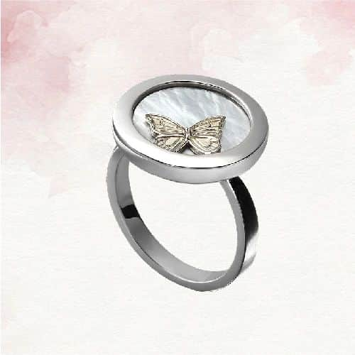 カレライカレラのインスタグラム：「Beautiful and feminine, representing soul and freedom: this butterfly ring is a work of art that you can cherish for years to come. The Baile de Mariposas ring is magical: you will feel the 18K White Gold butterfly flutter slightly on the mother of pearl.     #carreraycarrera #bailedemariposascollection #butterfly #artisticjewelry #artisticjewellery #handcraftedjewelry #craftsmanship #luxury #art #diamondsjewelry #jewels #highjewelry #finejewelry #fashionjewelry #designjewelry #finejewelrydesign」