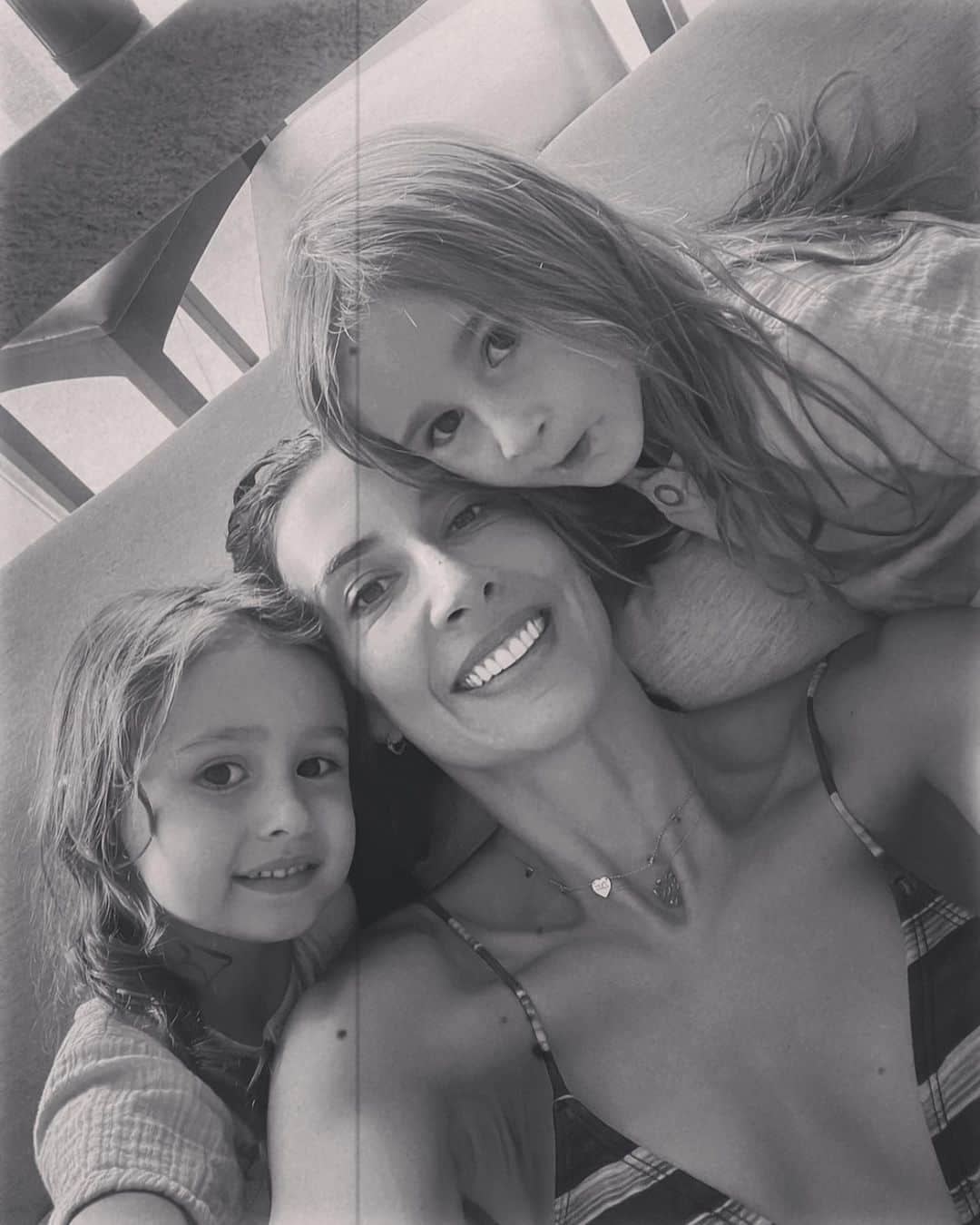 シェイラ・カストロのインスタグラム：「Final de semana de piscina, churrasco, e muito sol, em lugares diferentes, mas sempre nós 3! 👩‍👧‍👧💜」