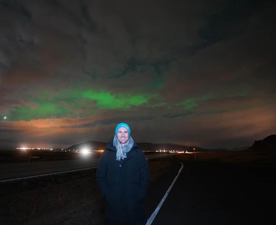 キャメロン・ファンデルバーグさんのインスタグラム写真 - (キャメロン・ファンデルバーグInstagram)「Despite the clouds, was lucky enough to witness the Northern Lights last night in Iceland. 🇮🇸 #Iceland #NorthernLights」3月27日 2時57分 - cameronvdburgh