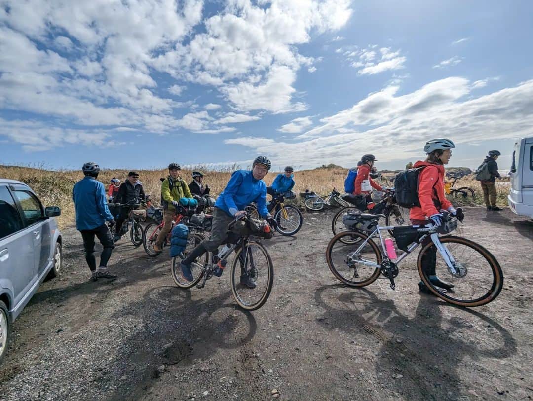 山下晃和さんのインスタグラム写真 - (山下晃和Instagram)「【BIKE&CAMP】自転車とキャンプをテーマにした旅イベントBIKE&CAMP のツアー参加型ワークショップ  Bike Trip Seriesは、今回は自転車旅ウエアを輩出するrinproject様と初コラボになりました！  自転車も、キャンプも初心者向けにイチから一緒に考えて、やり方を覚えて、終わった頃にはエキスパートになっているという楽しいツアーなのです  今回は大雨、強風のなかのライドと、天候抜群のシーサイドグラベルライドと二部構成になっちゃいましたが、仲間も最高だし、ゲストハウスの青とサイダーも進化していましたし、言う事なしにHAPPYな3日間でした！  まだ続きアリ  #bikeandcamp #自転車キャンプツーリング #大島バイクとリップ #バイクアンドキャンプってる @rinproject  #リンプロジェクト #keen #newera」3月27日 3時32分 - travel_akikazoo