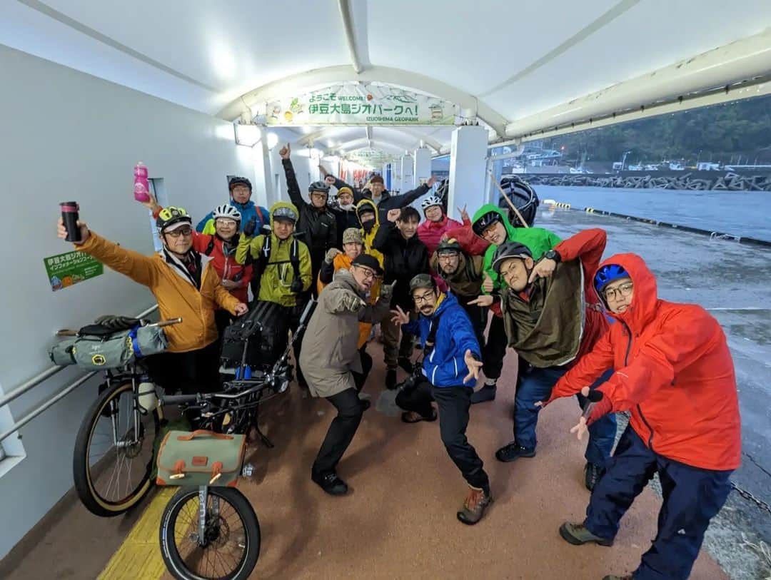 山下晃和のインスタグラム：「【BIKE&CAMP】自転車とキャンプをテーマにした旅イベントBIKE&CAMP のツアー参加型ワークショップ  Bike Trip Seriesは、今回は自転車旅ウエアを輩出するrinproject様と初コラボになりました！  自転車も、キャンプも初心者向けにイチから一緒に考えて、やり方を覚えて、終わった頃にはエキスパートになっているという楽しいツアーなのです  今回は大雨、強風のなかのライドと、天候抜群のシーサイドグラベルライドと二部構成になっちゃいましたが、仲間も最高だし、ゲストハウスの青とサイダーも進化していましたし、言う事なしにHAPPYな3日間でした！  まだ続きアリ  #bikeandcamp #自転車キャンプツーリング #大島バイクとリップ #バイクアンドキャンプってる @rinproject  #リンプロジェクト #keen #newera」