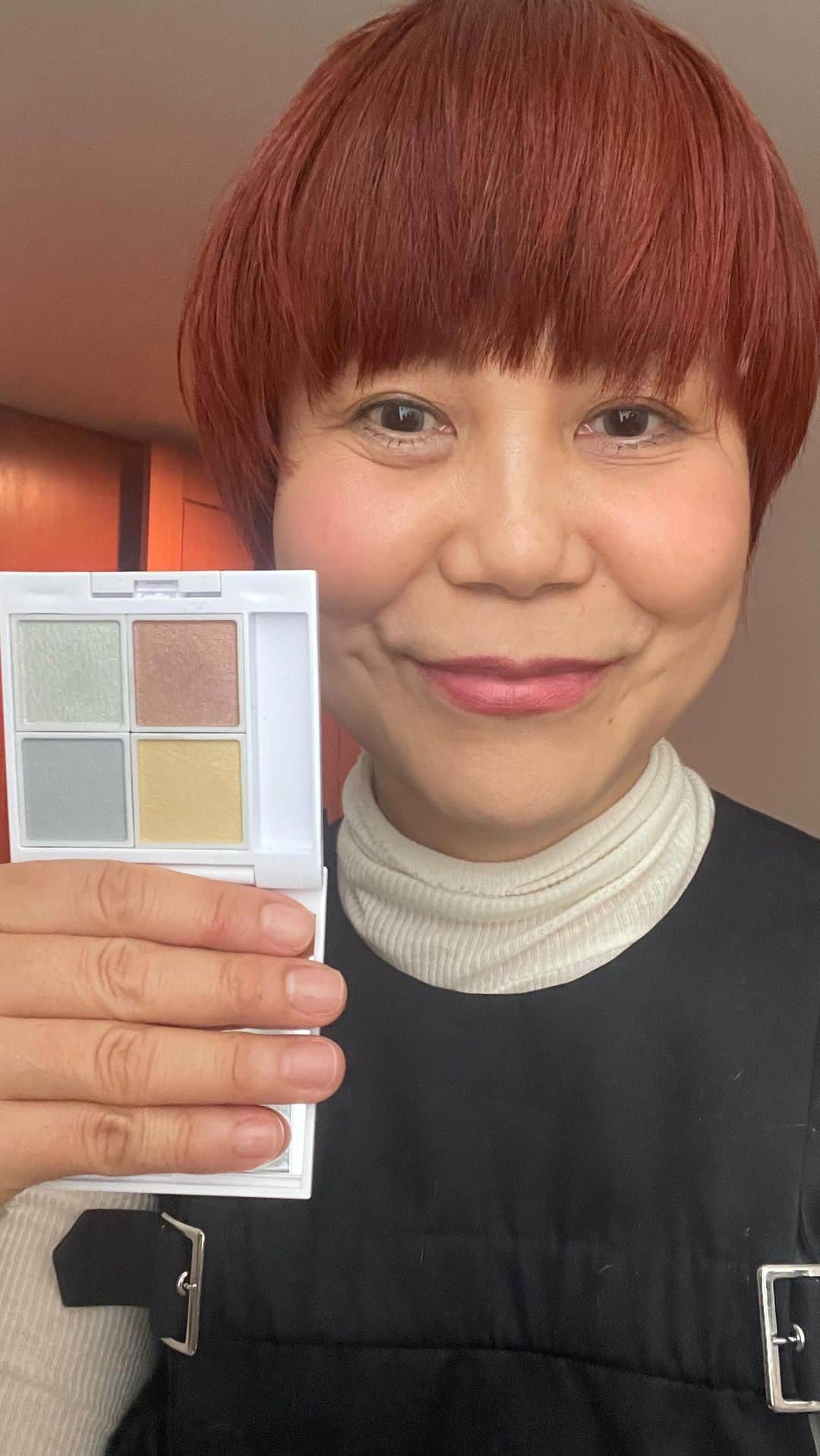 のインスタグラム：「毎日BEAUTY LIVE  2023/3/27  12:15から10分間の毎日Beauty Live でっす😃💕  今日のお題《 #春色アイパレット》 　 軽やかなイエロー、グリーン、ブルー、透明感あるカラーは大人にも使いやすいです。  #ナチュラグラッセ #ナチュラグラッセアイパレットex10 #エテュセ #エテュセアイエディションマスカラG03  #ローラメルシエペタルソフトリップスティッククレヨン341 #新色リップ  #毎日ビューティライブ  #山本浩未 #ヤマモトヒロミ #メイクの白黒赤 #ちょっとの手間できれいが違う #おとな美容 #きれいは力  #きれいに終わりはない #たるみはメイクでなくせます」