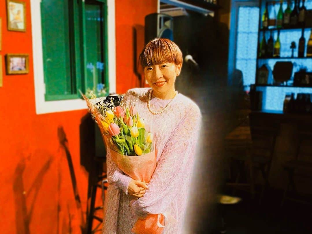 のインスタグラム：「🌷  チューリップのお花束って初めて！  可愛い。。  お花、うれしなぁ。  ありがとうございました✨  #チューリップ #春  #みんな に #花束 #感謝  #🌷」