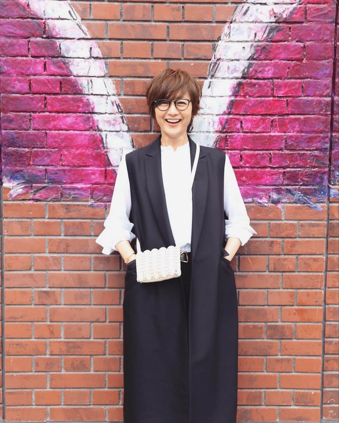 のインスタグラム：「淡色の小物で春気分🤍 #pacorabanne  のパコイオミニバッグ。 娘の運転練習に横浜まで… 映えてるかな？スワイプしてみてね！ #sponsored」