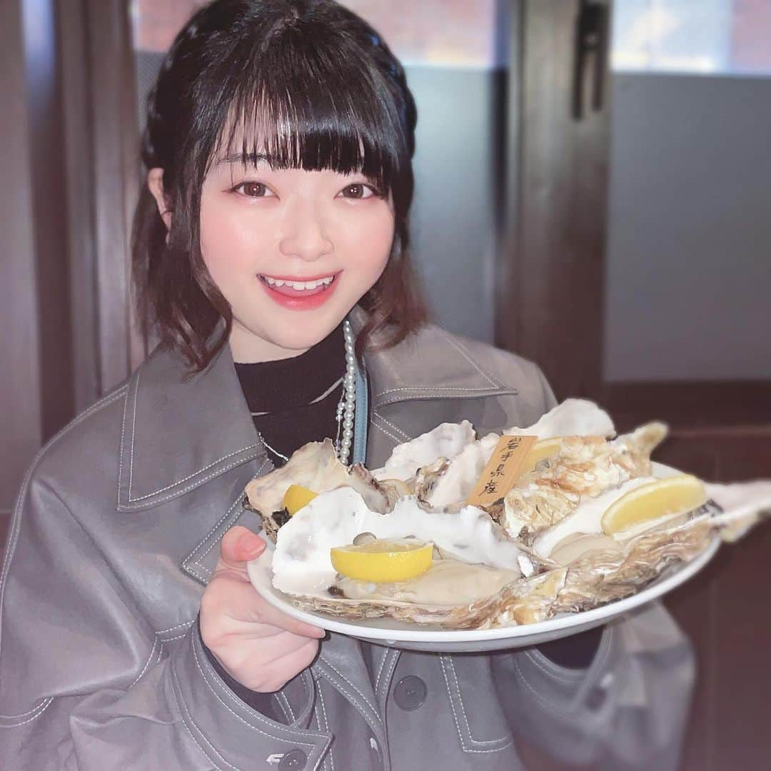 小倉月奏のインスタグラム：「♡ ・ ・ 牡蠣×海老かいり🦪🦐 (マークシティの方) ・ 大粒牡蠣本当に大きくて溺れた！！ 目を瞑っちゃうくらい美味しくて、個体差あるからクリーミーなものやダイレクトに海の旨みが来るものもあるからぜひ食べて欲しい！ 口いっぱいの牡蠣幸せ💕 ・ ・ ・ #牡蠣 #牡蠣小屋 #牡蠣かいり #牡蠣料理 #牡蠣スタグラム #牡蠣好き #🦪 #海老 #海老好き #🦐」