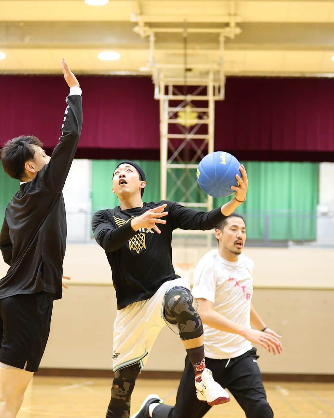 大原亞紋さんのインスタグラム写真 - (大原亞紋Instagram)「Photo by @miya_basket   @tokyocityball   サンデークルーの練習したりピックアップしてた時何度か遊びに行ってたのが懐かしい！  BRMとしてまたここにこれてリスタート！ @inthelabjapan としてもがっつりやらないと！  久しぶりにしっかりバスケして感覚ぜんぜん追っつかないけどアジャストして5月にはばちばちしたいな！  #basketball #streetball #somecity #inthelabjapan #inthelab #family # tokyo #japan #東京 #日本 #fenixjapan」3月27日 13時23分 - amon.fenix