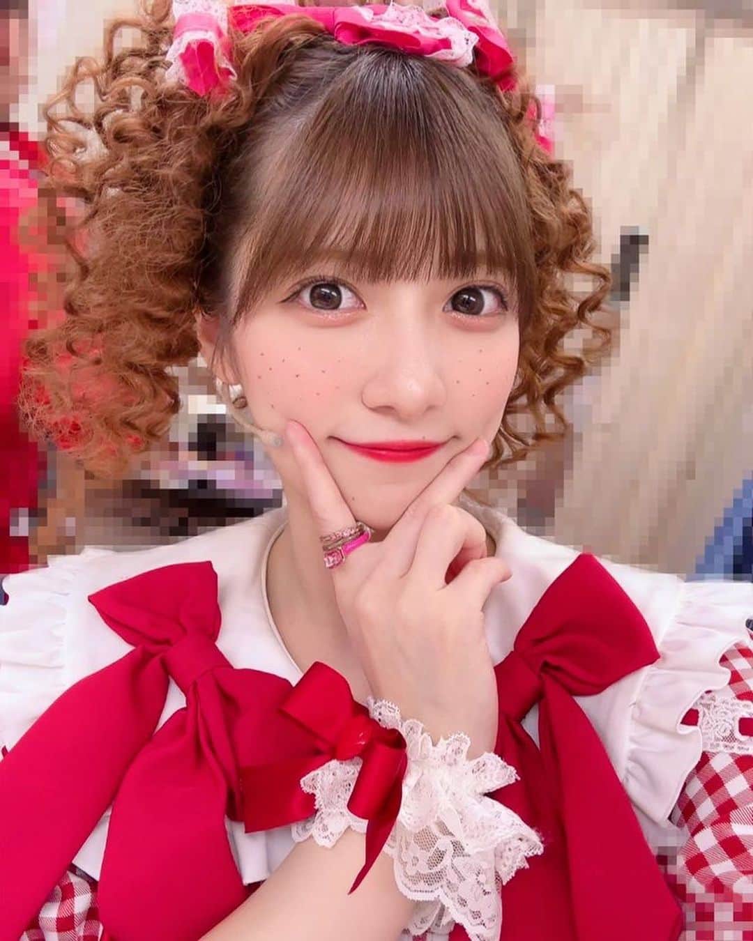 奥村優希のインスタグラム：「チェンバース🎀🔫💕 演じているとなぜか素直な気持ちになれるキャラクターでした♡  日によって微妙に髪の毛の盛り具合が違うところが面白い🤣」