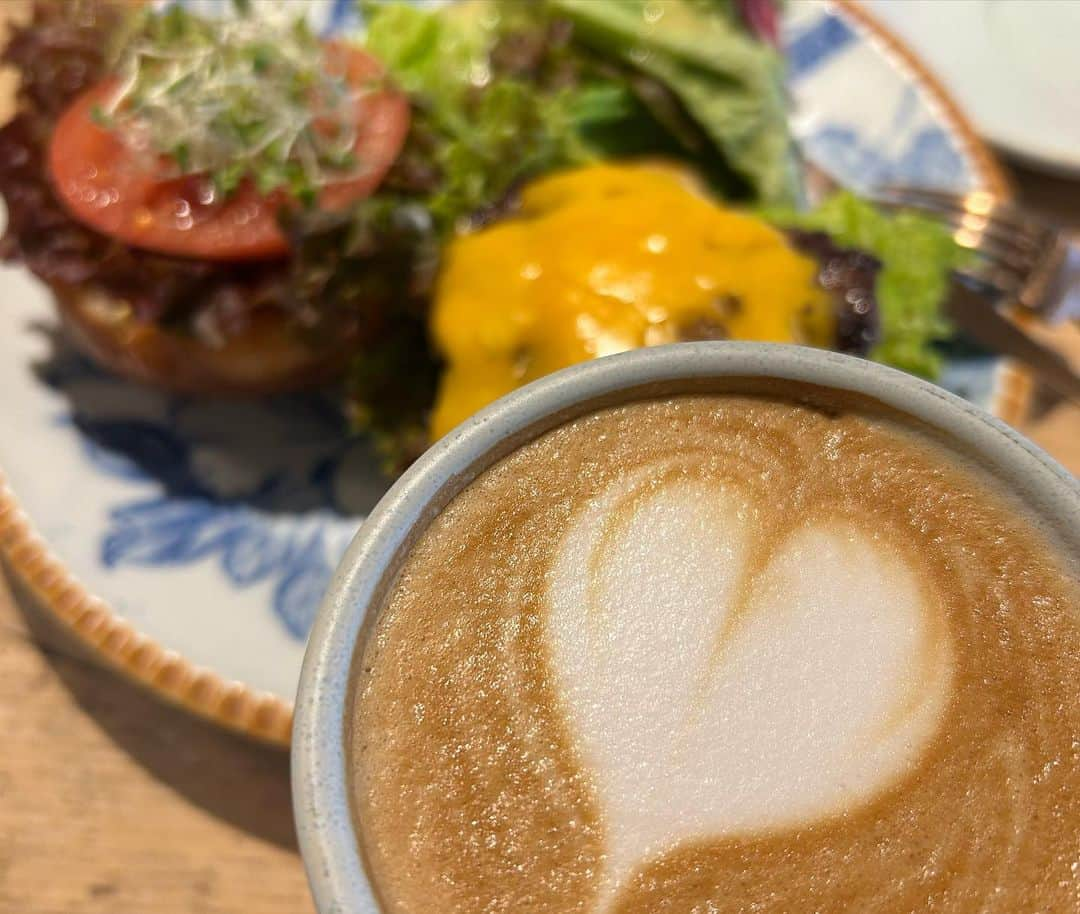 石榑亜紀子さんのインスタグラム写真 - (石榑亜紀子Instagram)「仕事前のボリュームランチ🍔 パンが甘くてもっちりしてて 美味しかった🤤  午後もお仕事 がんばりましょー‼︎  可愛いお皿にクチポール🍴  時間ないからスイーツはがまんした！  #三軒茶屋グルメ #三軒茶屋カフェ #三軒茶屋ランチ #ハンバーガー #きょうのランチ #二足歩行 #二足歩行coffeeroasters #カフェ時間 #カフェ #カフェ巡り  #カフェ好きな人と繋がりたい #カフェ活 #カフェ部 #カフェめし #ランチ #カフェ巡り好きな人と繋がりたい #カフェ部 #カフェスタグラム #甘党 #cafestagram #カフェスイーツ #スイーツ好きな人と繋がりたい #ランニング女子 #ランナー #走る気象予報士 #スイーツコンシェルジュ」3月27日 13時48分 - guregure_46