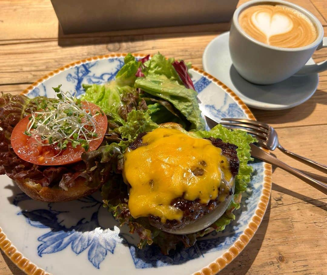 石榑亜紀子さんのインスタグラム写真 - (石榑亜紀子Instagram)「仕事前のボリュームランチ🍔 パンが甘くてもっちりしてて 美味しかった🤤  午後もお仕事 がんばりましょー‼︎  可愛いお皿にクチポール🍴  時間ないからスイーツはがまんした！  #三軒茶屋グルメ #三軒茶屋カフェ #三軒茶屋ランチ #ハンバーガー #きょうのランチ #二足歩行 #二足歩行coffeeroasters #カフェ時間 #カフェ #カフェ巡り  #カフェ好きな人と繋がりたい #カフェ活 #カフェ部 #カフェめし #ランチ #カフェ巡り好きな人と繋がりたい #カフェ部 #カフェスタグラム #甘党 #cafestagram #カフェスイーツ #スイーツ好きな人と繋がりたい #ランニング女子 #ランナー #走る気象予報士 #スイーツコンシェルジュ」3月27日 13時48分 - guregure_46