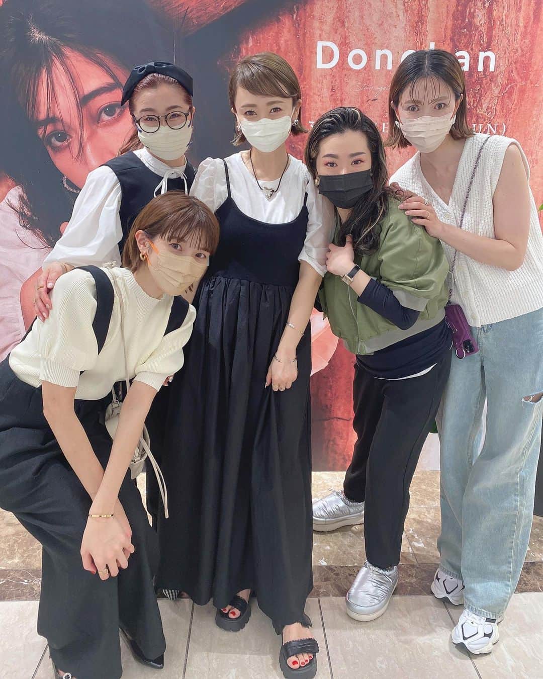 松本亜希さんのインスタグラム写真 - (松本亜希Instagram)「・ 5日間に渡って開催されました @donobanweb 名古屋ポップアップが昨日無事に終了いたしました😊 私は三日間店頭に立たせていただき、初めての名古屋、そして初めてのセレクトアイテムの発売、皆さん来ていただけるのかな、、と不安な気持ちも多かったのですが、たくさんのご来店を誠にありがとうございました🥹❤️  名古屋の方や東海地方の方、そして東京や金沢、遠方の方もご来店くださり、また、いつも関西でのポップアップにご来店くださる方まで会いにきてくださったりと感動の連続でした。 はぁ〜本当に優しい方ばかりで何回もうるうるしました。 てか、泣いた😭  お越しいただけるだけでも有難いのに、今までのコラボアイテムを身につけてご来店くださったり、たくさんの差し入れやお手紙もいただき、皆様の貴重なお時間を割いてご来店くださり本当にありがとうございました。 お電話注文に関しましても多数お問い合わせ、ご注文いただいたと聞いております。 重ねてお礼申し上げます🙇‍♀️🙏♥️  皆様のおかげで私の心は大変温かくなり、 なんだかじわーっとパワーが満ち溢れてきています。  明後日水曜日からは、私が全力で拘りまくりました#akiron_donoban"ラッシュガード"の受注販売が 遂にスタート予定でございます！ 宣伝続きとなり恐縮ですが、そちらもまた楽しみにしていただけたら嬉しいです。  ってまた暑苦しく長々書いてしまいましたが、、笑　  お会いした皆様の温かいお言葉を胸に これからも精進してまいります！！ 皆様、本当に有難うございました。 心から感謝致します💕💕💕💕  そして、いつもサポートしてくれて、いつも応援してくれて、いつも信じて寄り添ってくれるチームドノバンの皆様、私を名古屋に連れて行ってくれてありがとうございました❤️😭❤️ 大大大好き @donobanweb ♥️♥️❤️❤️  _________________________________ #akiron_donoban  #donoban#ドノバン #popupshop#ジェイアール名古屋タカシマヤ」3月27日 13時43分 - m_akiron