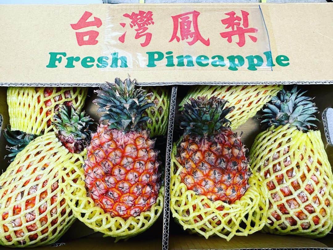一青妙のインスタグラム：「台湾の台南から届いたパイナップル！ 香り豊かで甘くて美味しい^_^ ありがとうございます😊  最近、スーパーでも台湾パイナップルを入荷しているところが増えました。見かけたらぜひ試してみてください。本当に美味しいですよ〜！  #台湾パイナップル #パイナップル #台湾　#鳳梨」