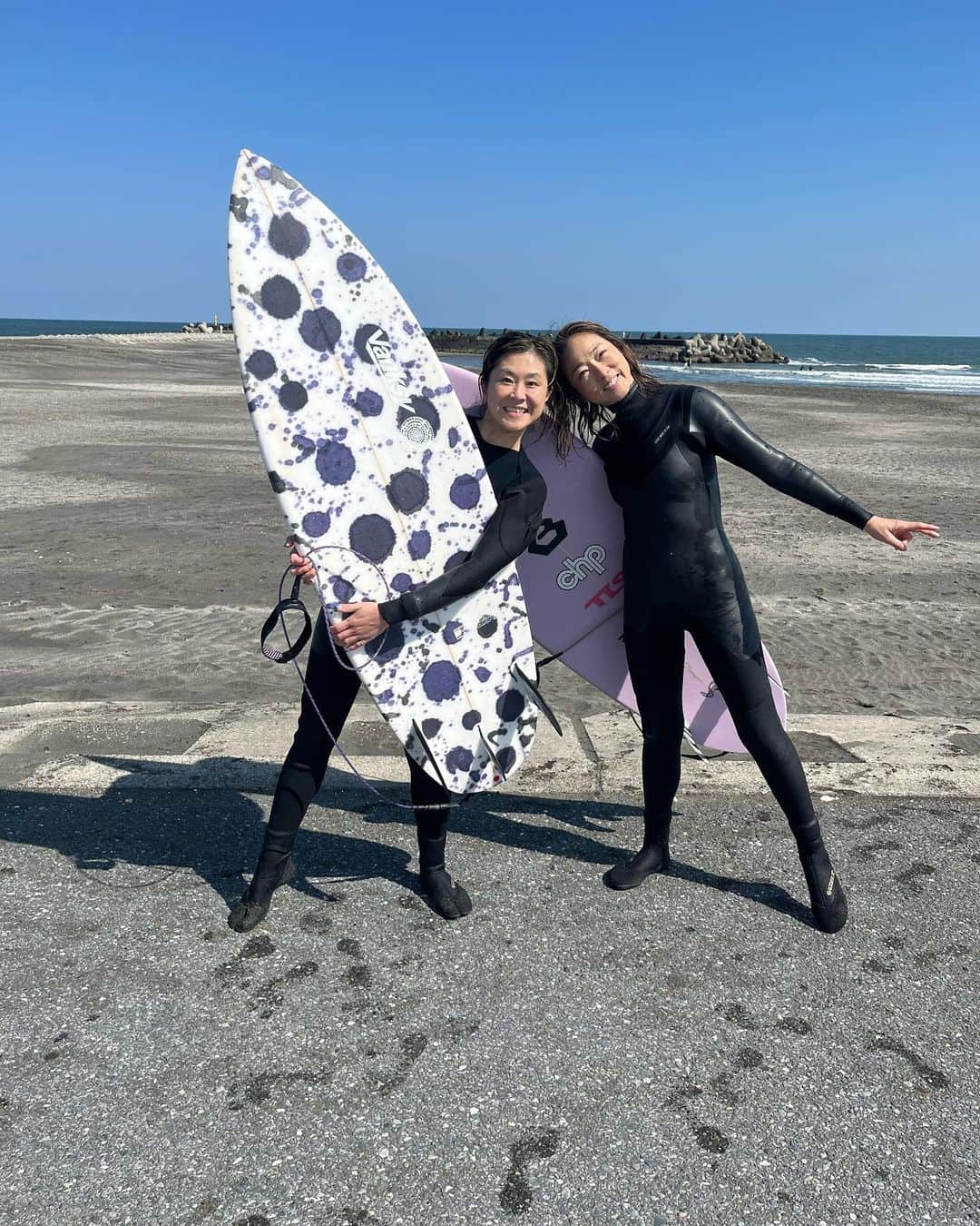 岡部亜紀さんのインスタグラム写真 - (岡部亜紀Instagram)「海💙 いつメンと👍🏽  #一宮海岸 #波乗り女子 #サーフィン #surfinglife  #surfergirl  #seasideliving」3月27日 13時57分 - akiokabe