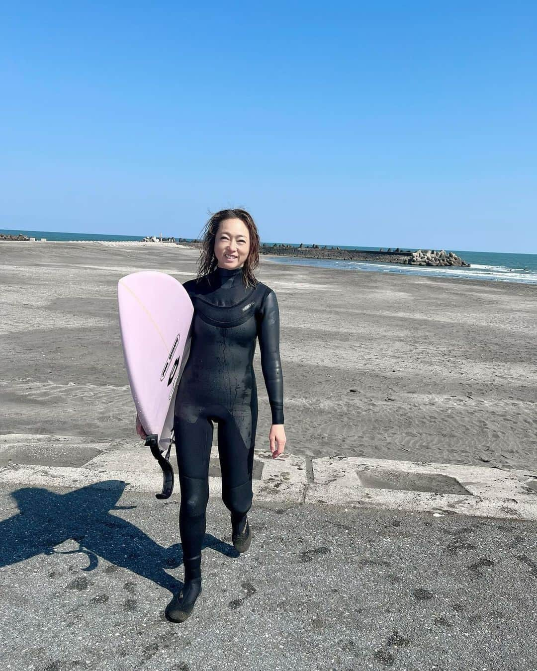 岡部亜紀のインスタグラム：「海💙 いつメンと👍🏽  #一宮海岸 #波乗り女子 #サーフィン #surfinglife  #surfergirl  #seasideliving」