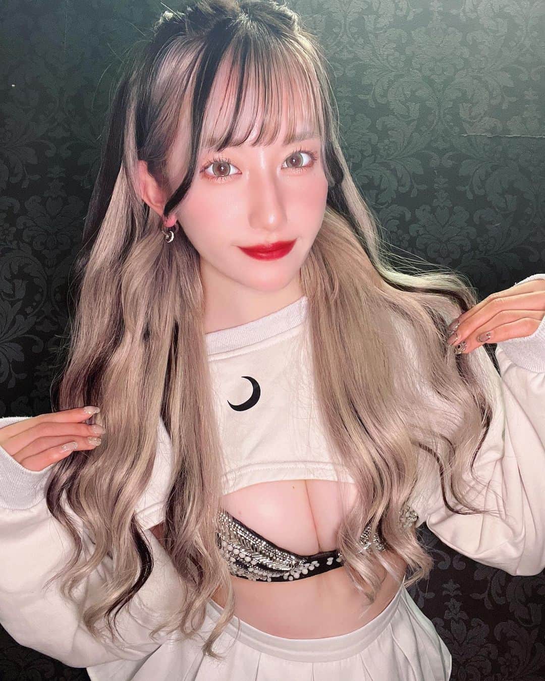みつきのインスタグラム：「. . 本日から！！(3/27〜30)の4日間 バーレスクTS名古屋店ゲスト出演です🤍 . 今回で3回目のTS、 また出演させてもらえて嬉しい🌼 みんなに会えるの楽しみにしてます😌💭💭 . ロングみちゅきになったよ🌙✨ わがままたくさん聞いてもらった！笑 可愛くしてくれてありがとうございます🌈 . . . . .」