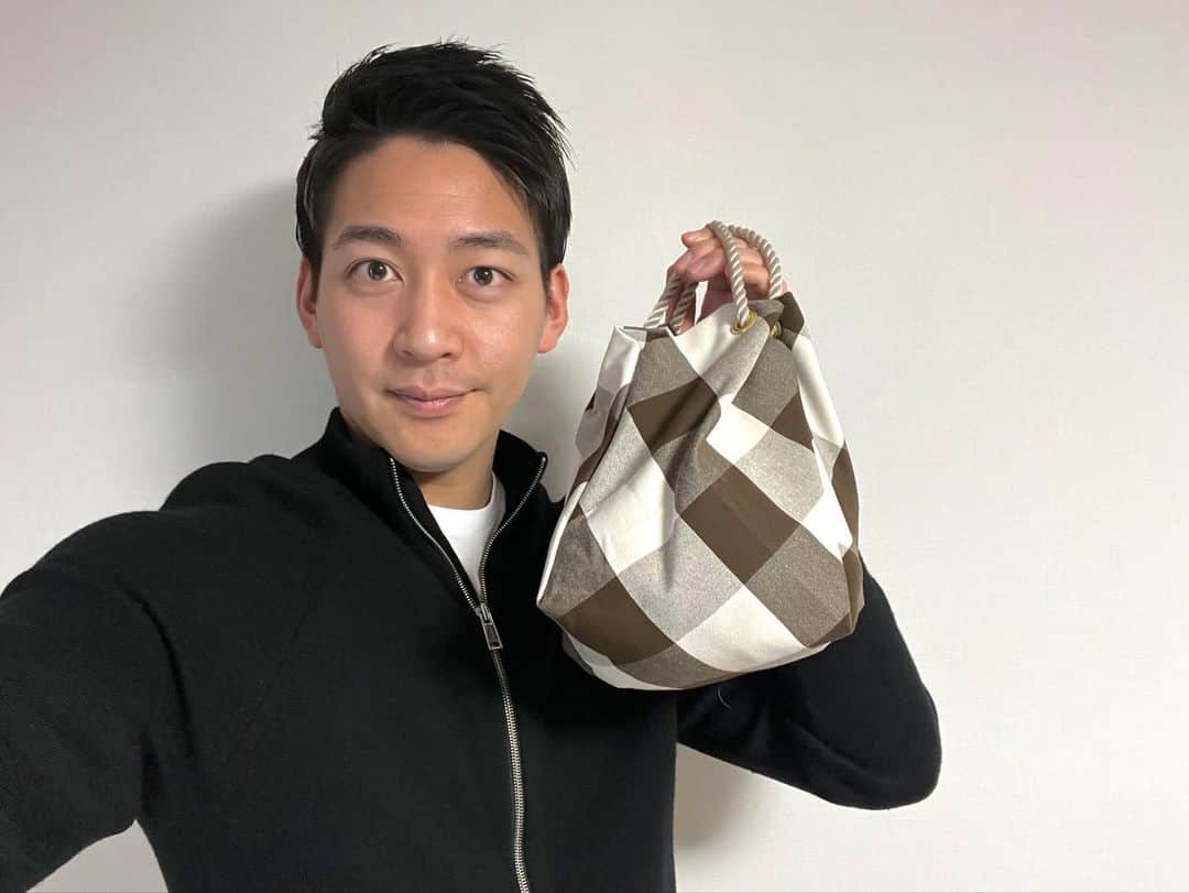 フジテレビアナウンサーのインスタグラム：「古くなって遮光性の落ちてきたカーテン、皆さんはどうしていますか？☀️  そんなカーテンを使ってポーチを作りました！  お気に入りだったカーテンがおしゃれなポーチに生まれ変わるので嬉しいですね✨  皆さんもぜひオリジナルポーチを作ってみてください！  #体感サステナWAVE #楽しくアクションSDGs #古くなったカーテンで #ポーチ作り #フジテレビアナウンサー #堀池亮介」