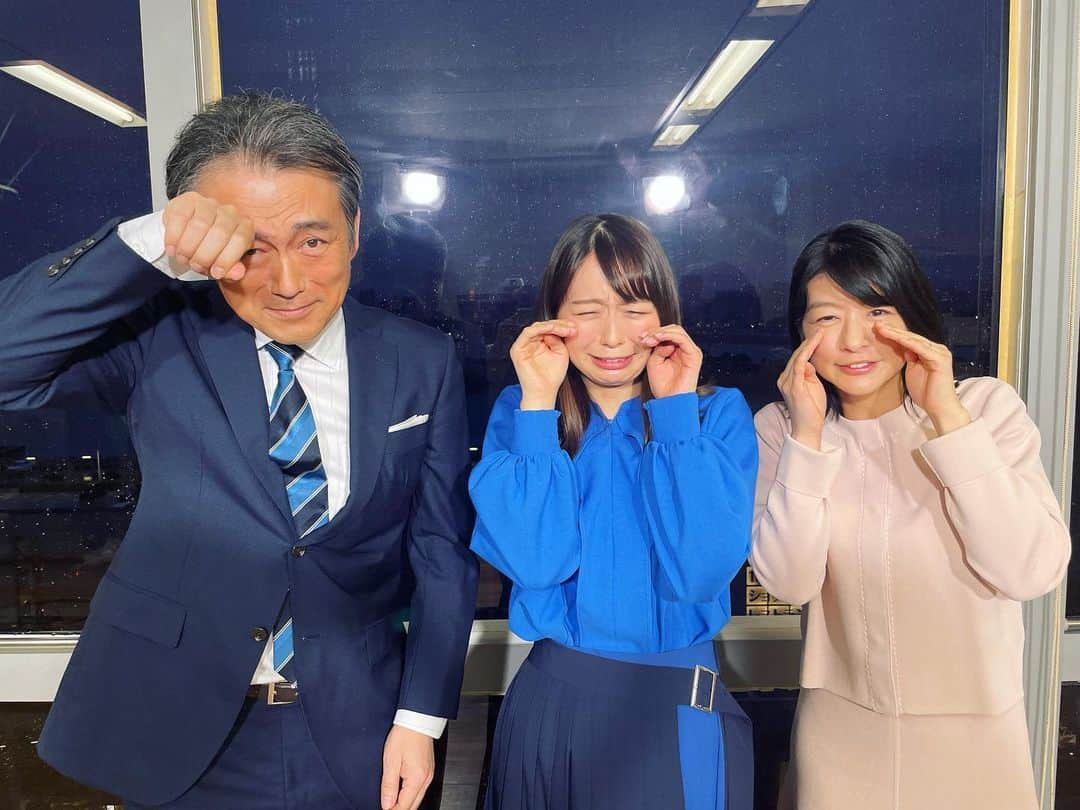 生野陽子さんのインスタグラム写真 - (生野陽子Instagram)「😭😂 週末もご覧いただき ありがとうございました。  小室アナのラストデー！！  涙、涙、、、 にはなりませんでした笑  放送後の写真は 泣いてるんだか、 笑っているんだか、 汗を拭いているんだか、、☺︎  最後までハッピーな笑顔で 周囲を明るくしてくれました！  来週からは、 勝野アナがスポーツをお伝えします！  #小室ちゃんありがとう」3月27日 13時59分 - yoko_shono