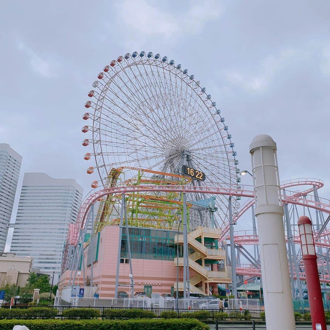 狩野茉莉のインスタグラム：「観覧車に乗って桜鑑賞🎡🌸歩きながらも桜鑑賞🚶‍♀️🌸桜木町駅は、桜の名前がついてるから撮ってみたよ🚉🌸笑  #横浜 #みなとみらい #コスモワールド #コスモクロック21 #桜 #桜木町」