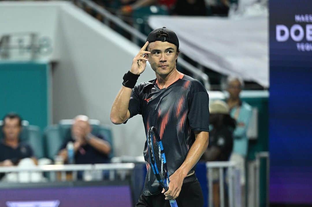 のインスタグラム：「Thank you @miamiopen for the hospitality and the WC. I will go back and prepare for the clay starting in April. There is no destination. Just the will to keep going. Thank you for all the support!   マイアミオープン終わりました。この何週間は今まででも1番強い自分に立ち向かえたと思います。辿り着く場所はありません。続けるしかないのです。これは誰でもシェアできる感触だと思います。応援ありがとうございました！また4月からヨーロッパで始まるクレーに備えて準備して行きます。  Photo cred: Peter Staples @atptour」