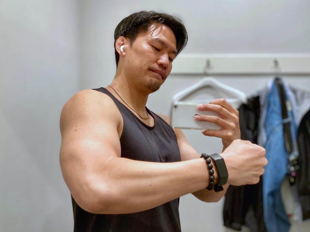 小柳心のインスタグラム：「朝活終えて、スチール撮って頂いて、午後！ アクティブな反面昨日私と息子は鼻づまり凄すぎてほぼ寝れてない🙃 花粉を全て消す個性が欲しい🙃  明るく楽しく元気よく🔥  #小柳心 #コヤナギシン #俳優 #脚本家 #workout #bodymake #training」