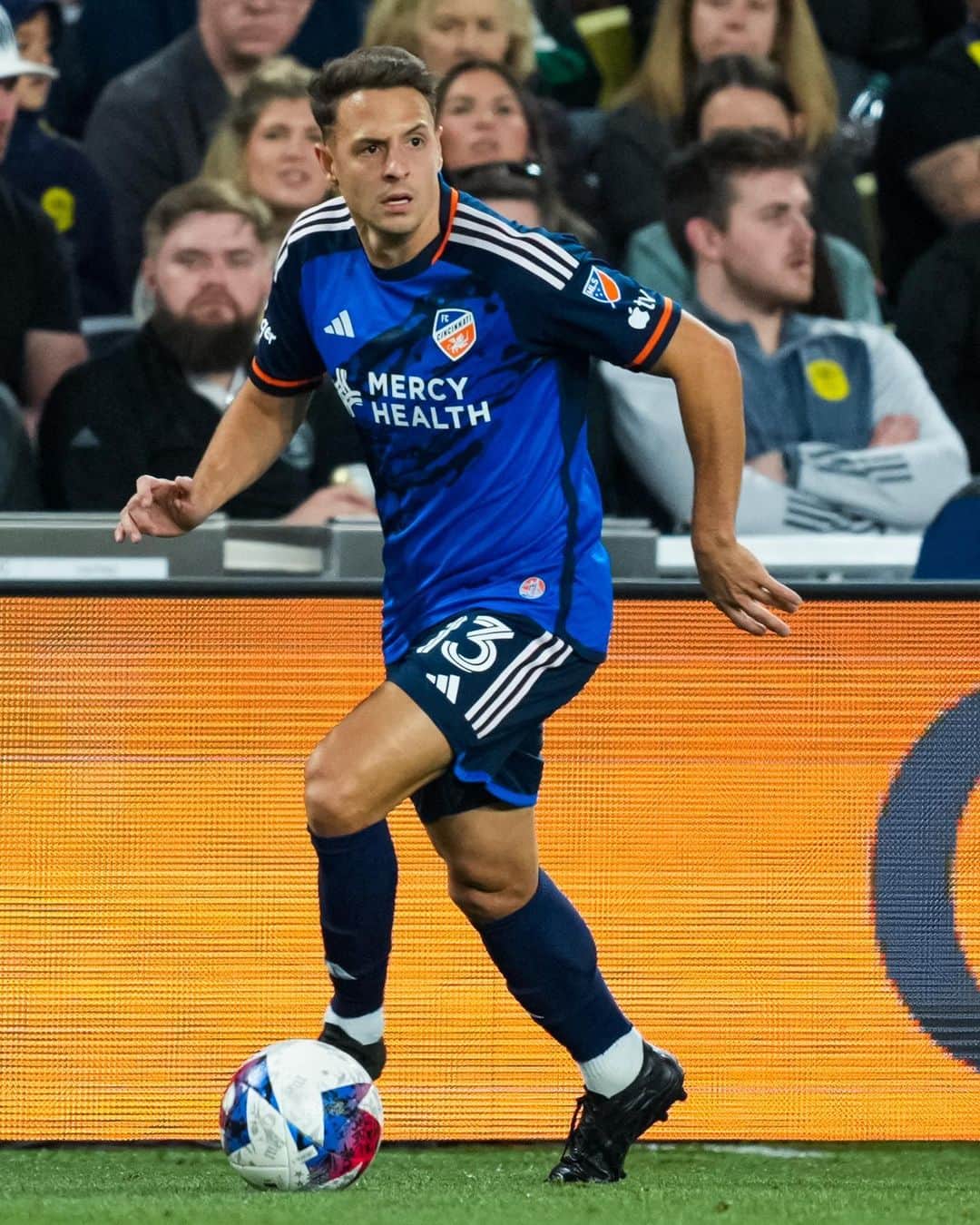 サンティアゴ・アリアスのインスタグラム：「Vamos!! 🟠🔵 +3 💪🏼👏🏼」