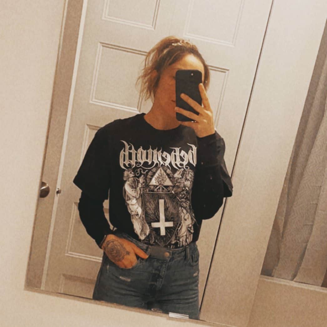 Mirabelのインスタグラム：「His t-shirts are better than mine 🖤🤍」
