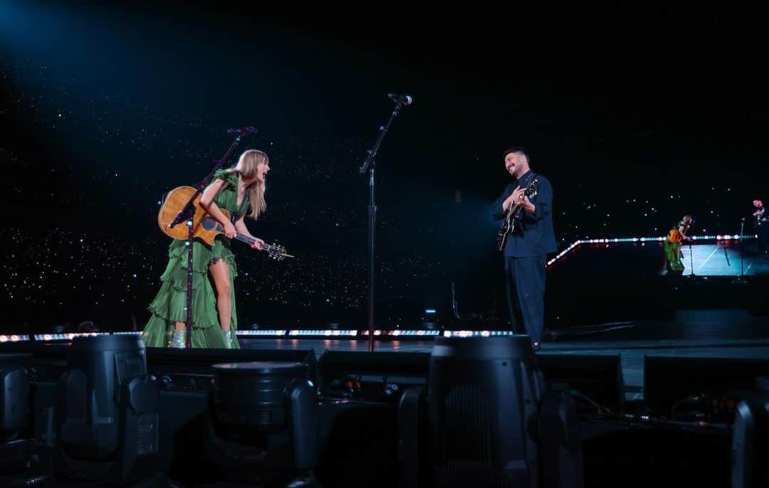 テイラー・スウィフトのインスタグラム：「Last night in Vegas Marcus Mumford showed up and surprised the crowd with ‘Cowboy Like Me’ so like 🤩🤯😝! Thank you to @marcusmumford and that glorious crowd. See you next weekend in Texas!」