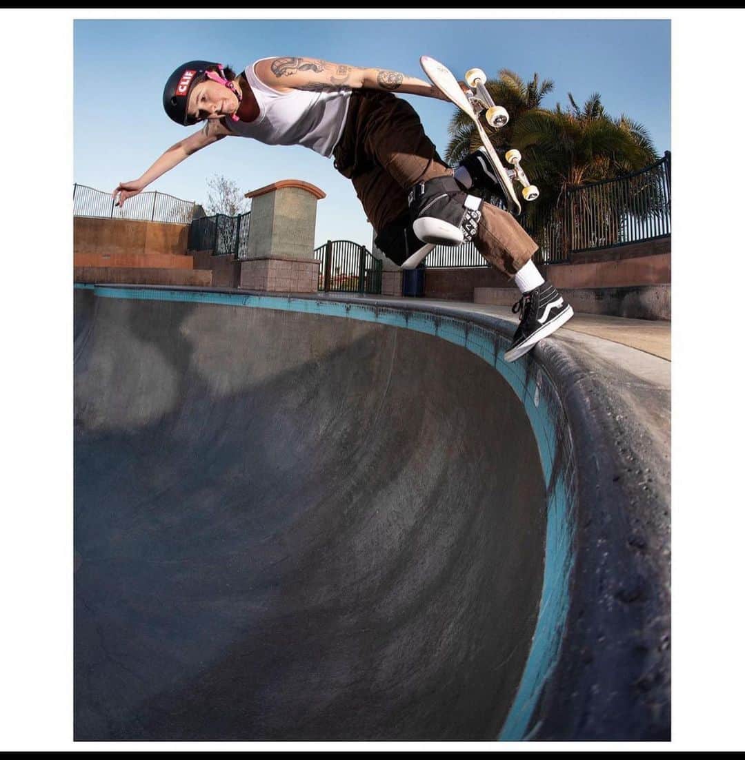 ジョーディン・バラットのインスタグラム：「North County SD is such an epic place to live when you’re a skateboarder.. you never know who you are going to run into at the skate park! thank you @jgrantbrittain for stopping by and pointing your camera at me. always so stoked to get some amazing photos!! 👏🏼🙌🏼👊🏼🤗」