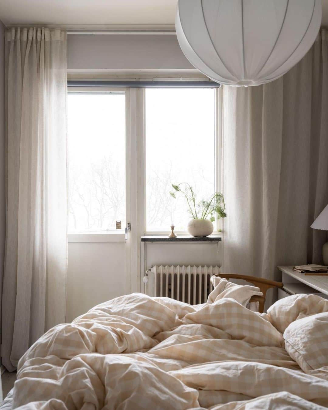 Frida Ramstedtのインスタグラム：「Good night, sleep tight. Soligt sovrum till salu via @stadshem Blev akut sugen på att tvätta upp mina rutiga lakan från arvegodislådan på förrådet. Så fint med mjukt gult mot jordiga toner.   Foto: Mariette Svensson Inredning/styling: @annicaclarmell Mäklare: @stadshem   #inredning #sovrum #sovrumsinspo #sovrumsinspiration #hemnet」