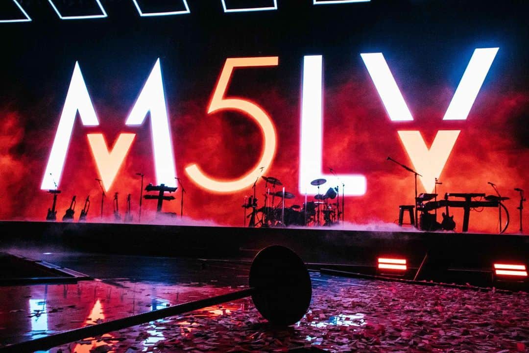 Maroon 5のインスタグラム：「#M5LV • NIGHT 2 • SOLD OUT @parkmgm #LasVegas」