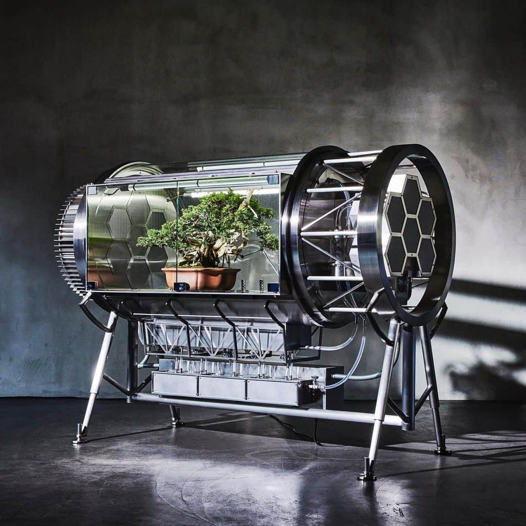 東信さんのインスタグラム写真 - (東信Instagram)「Encapsulated environmental system: Paludarium MASASHI  【密閉型環境実験システム・パルダリウム 正志（マサシ）】  Size: W1,660 x D745 x H1,250mm   Paludarium, a small conservatory invented in England in the 19th century, is a plant protection machine that has been later exhibited at the Paris Expo and such. People placed a precious plant shipped from foreign lands inside of a glass-walled container, and appreciated watching its growing cycles at different lands and at their home far away from the plant’s own home. The series of “Paludarium” is a result of new interpretation of Paludarium, which is now equipped with various functions and transformed into a contemporary encapsulated environmental system. “Paludarium MASASHI”is the 7th version of this series.  パルダリウムと呼ばれる小さな温室は19世紀のイギリスで発明され、その後パリ万博にも出展された植物保管機である。ガラス張りの容器の中に異国の地から運ばれてくる貴重な植物を入れ、人々はその生育のサイクルをまた別の土地で、遠く離れた自国で観賞するために使用した。このパルダリウムに新たな解釈を施し、さまざまな機能を装備することで密閉型環境システムとして現代に置き換えた作品がパルダリウムシリーズであり、【パルダリウム マサシ】は本シリーズの第7弾となる。  #azumamakoto  #shiinokishunsuke  #amkk #paludarium #masashi #東信花樹研究所 #東信 #7号機」3月27日 6時58分 - azumamakoto