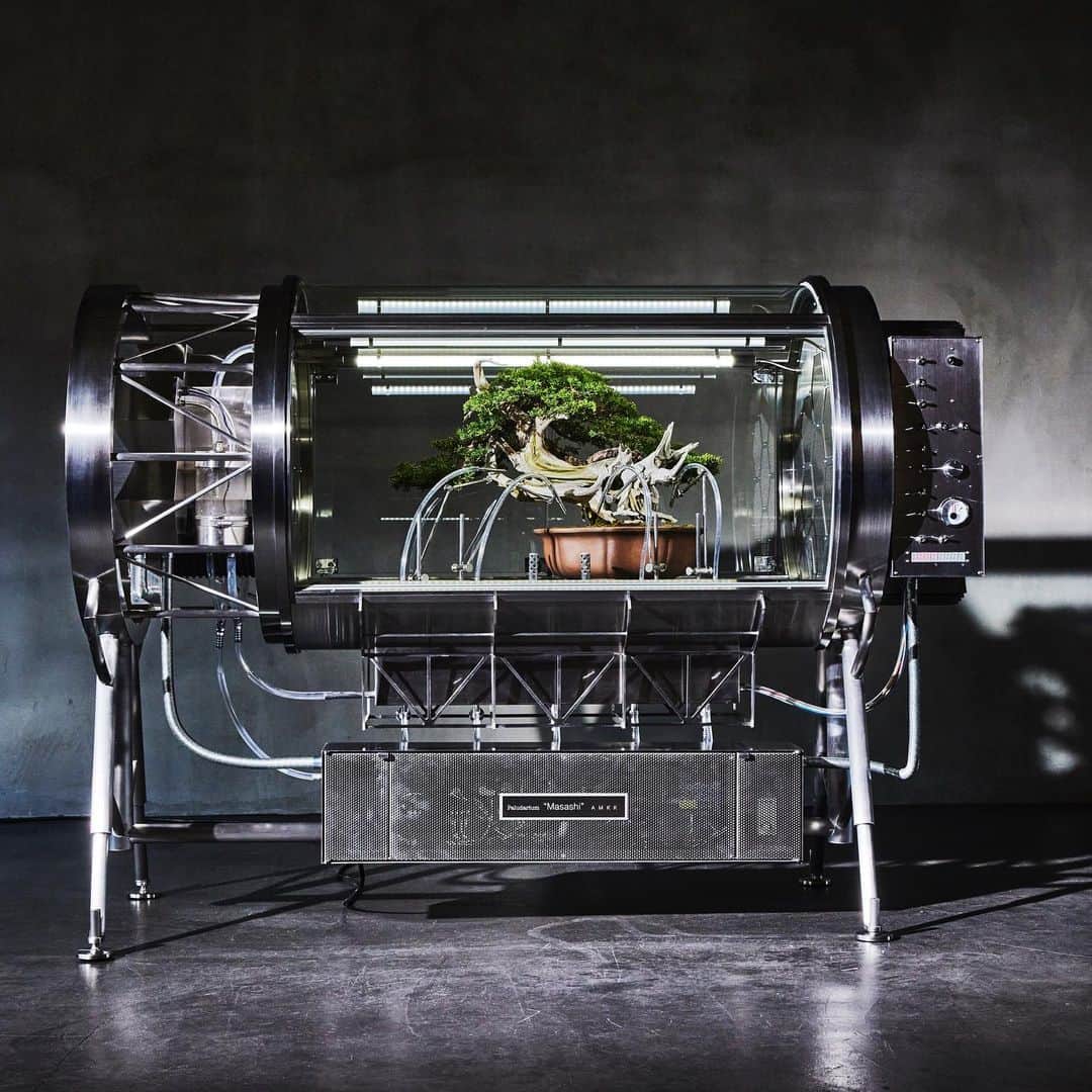 東信のインスタグラム：「Encapsulated environmental system: Paludarium MASASHI  【密閉型環境実験システム・パルダリウム 正志（マサシ）】  Size: W1,660 x D745 x H1,250mm   Paludarium, a small conservatory invented in England in the 19th century, is a plant protection machine that has been later exhibited at the Paris Expo and such. People placed a precious plant shipped from foreign lands inside of a glass-walled container, and appreciated watching its growing cycles at different lands and at their home far away from the plant’s own home. The series of “Paludarium” is a result of new interpretation of Paludarium, which is now equipped with various functions and transformed into a contemporary encapsulated environmental system. “Paludarium MASASHI”is the 7th version of this series.  パルダリウムと呼ばれる小さな温室は19世紀のイギリスで発明され、その後パリ万博にも出展された植物保管機である。ガラス張りの容器の中に異国の地から運ばれてくる貴重な植物を入れ、人々はその生育のサイクルをまた別の土地で、遠く離れた自国で観賞するために使用した。このパルダリウムに新たな解釈を施し、さまざまな機能を装備することで密閉型環境システムとして現代に置き換えた作品がパルダリウムシリーズであり、【パルダリウム マサシ】は本シリーズの第7弾となる。  #azumamakoto  #shiinokishunsuke  #amkk #paludarium #masashi #東信花樹研究所 #東信 #7号機」