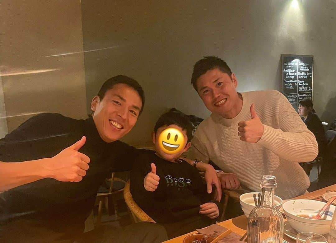 川島永嗣のインスタグラム：「最近契約更新したこの方と食事。 @makoto_hasebe_official   #germany#france#frankfurt#strasbourg#いつも刺激をくれる友#隣の席は息子に取られる」